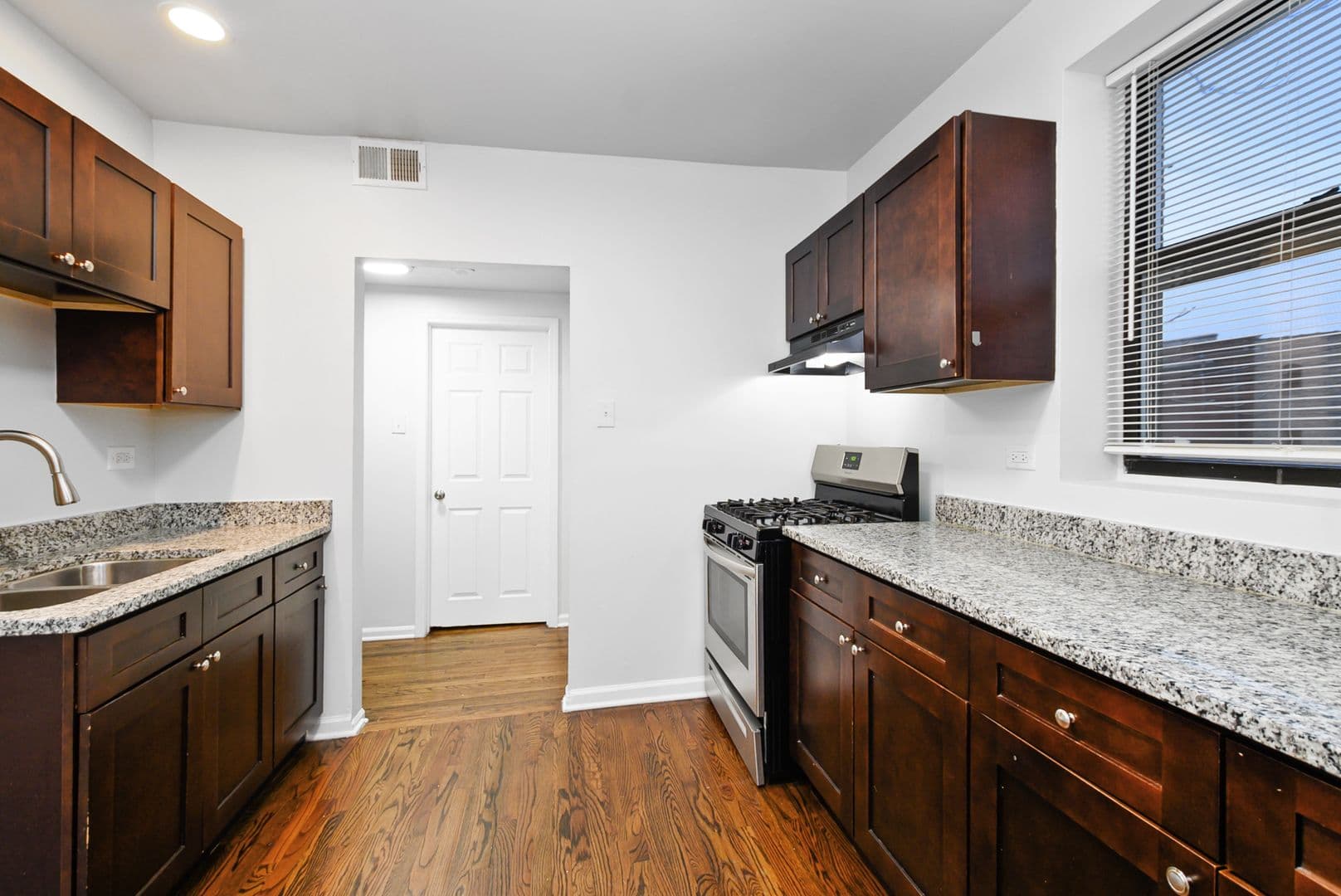 Chicago Apartment: 7525-33 S. Kingston Avenue