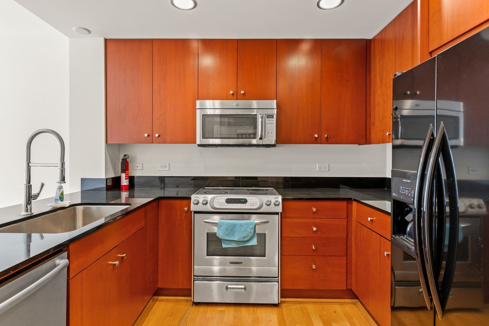 Oakland House: 585 9th St