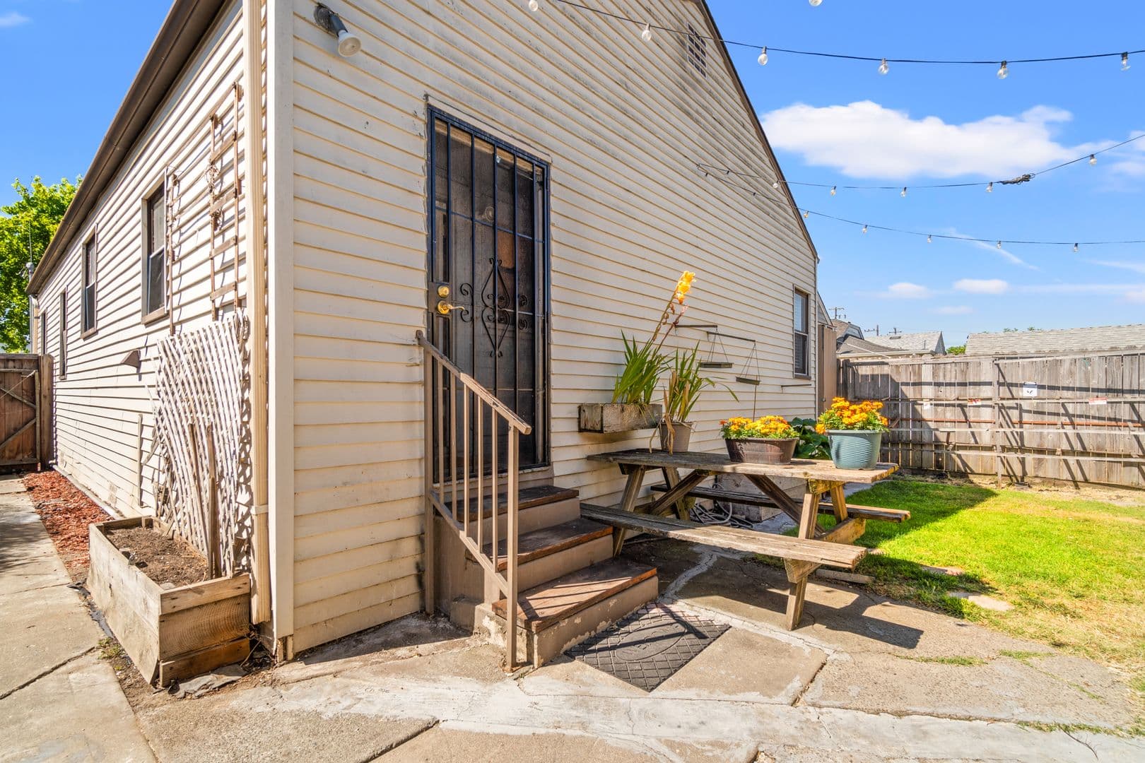 Oakland House: 2307 109th Ave