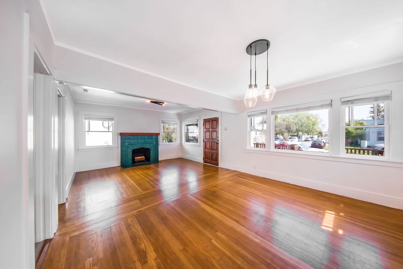 Oakland House: 2215 57th Ave