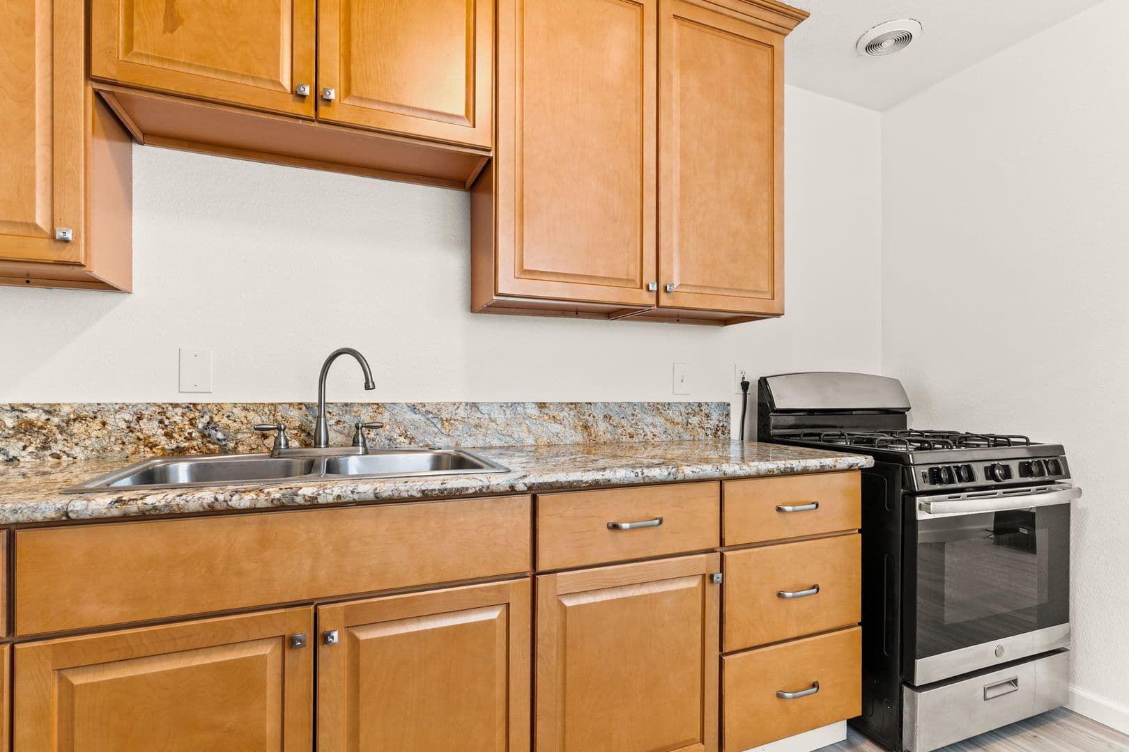 Oakland Apartment: 642 Douglas Ave
