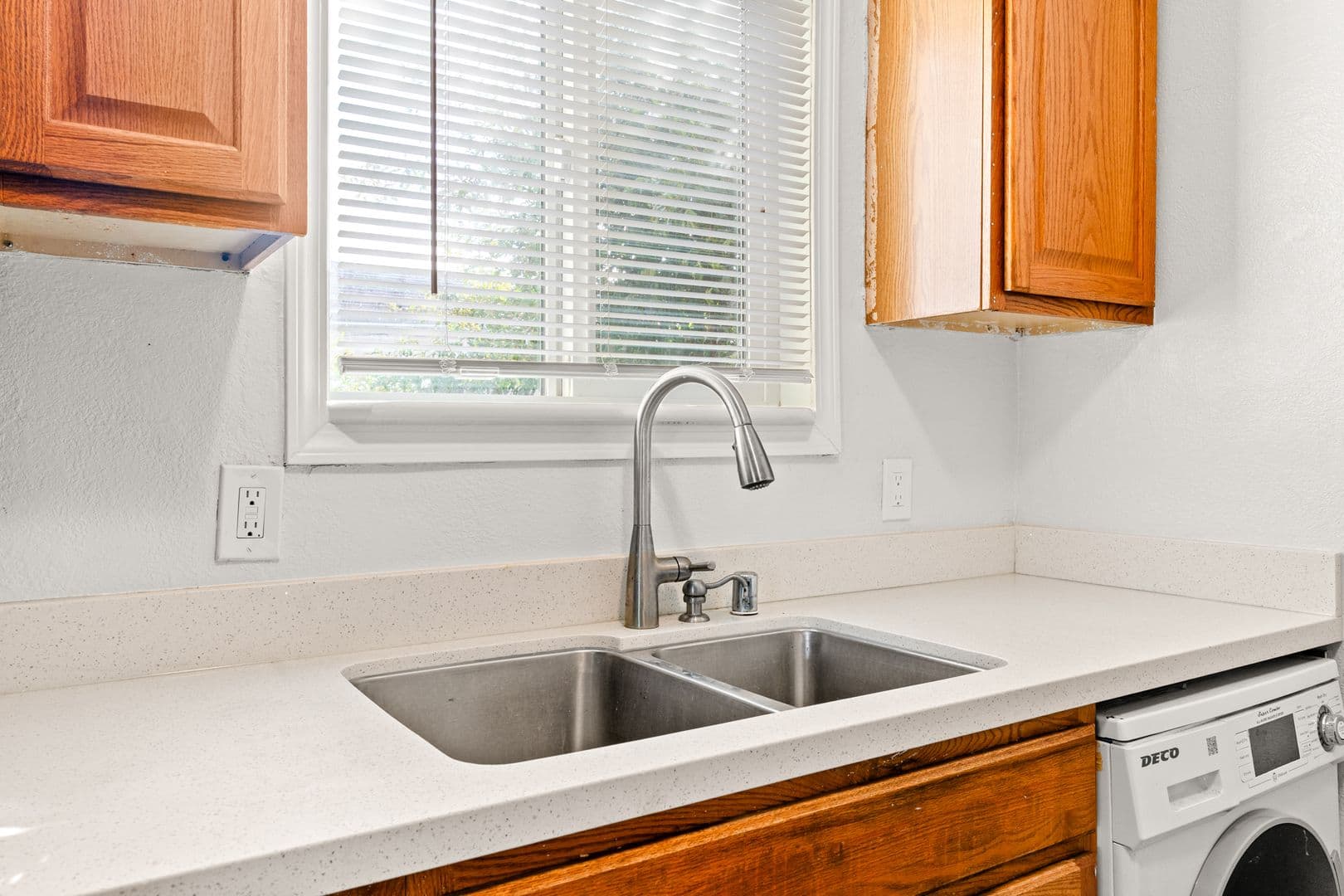 Oakland House: 1900 103rd Ave