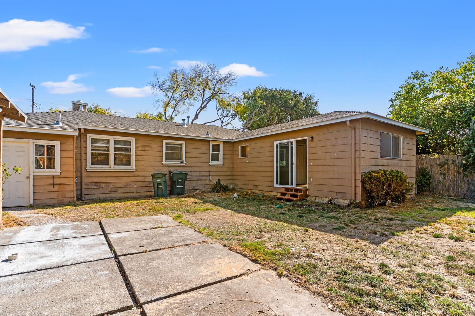 San Leandro House: 1959 Cleveland St