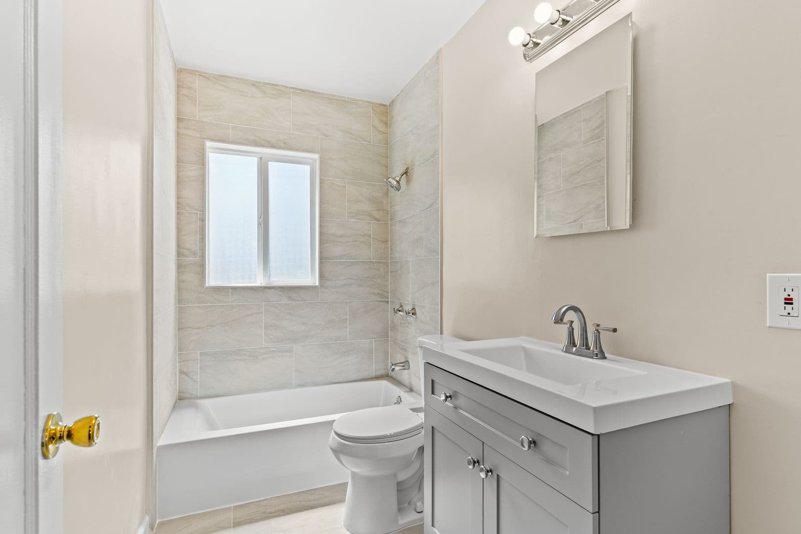 Oakland Apartment: 6124 Hayes St