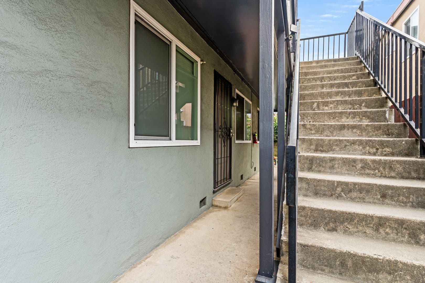 Oakland Apartment: 2630 Macarthur Blvd - B
