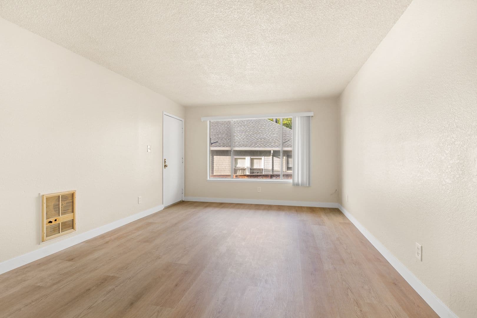 Oakland Apartment: 3811 39th Ave  - 01
