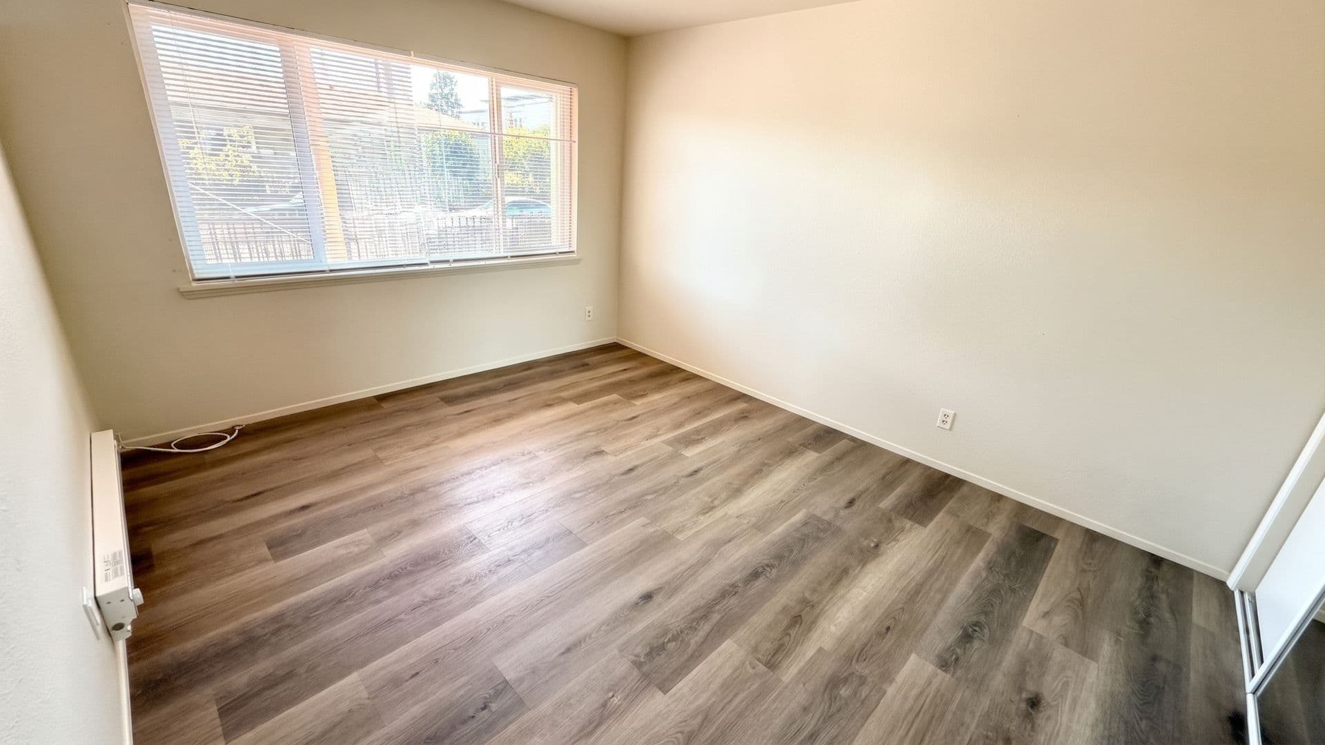 Oakland Apartment: 10100 Walnut St - 02