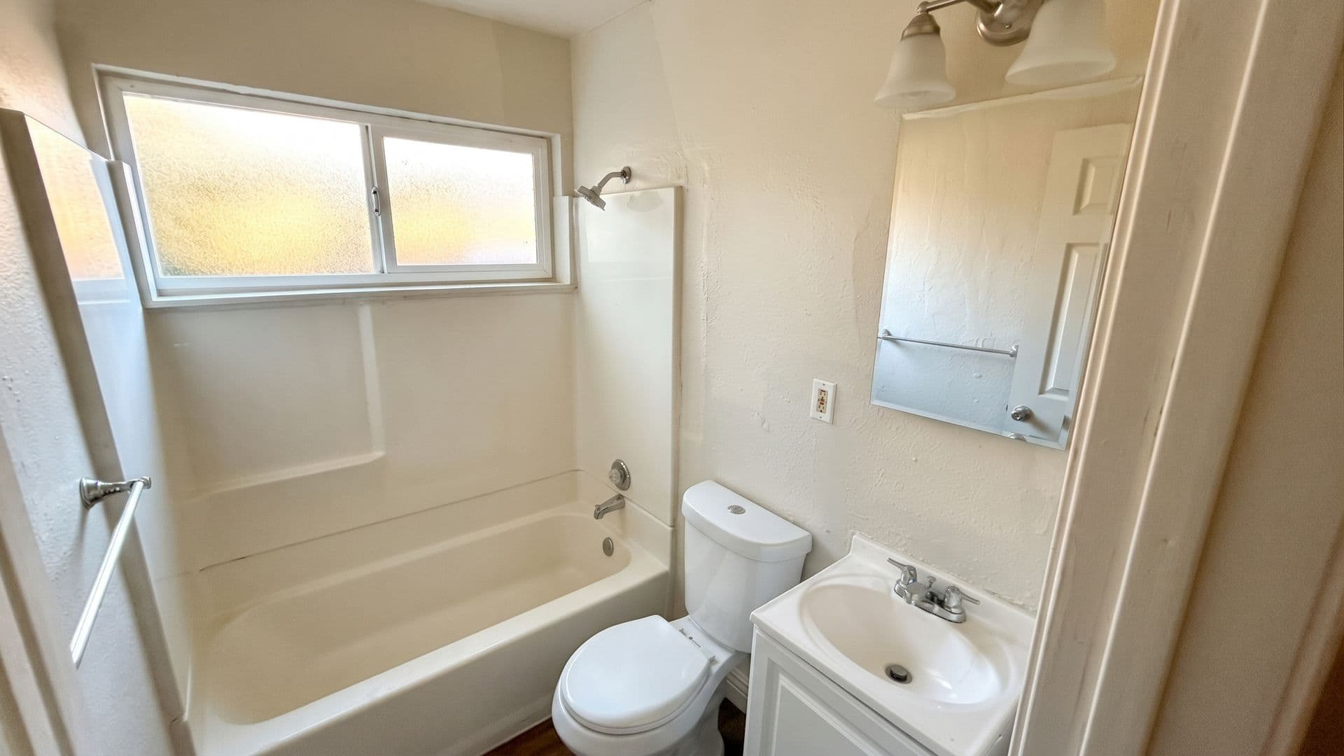 Oakland Apartment: 10100 Walnut St - 02