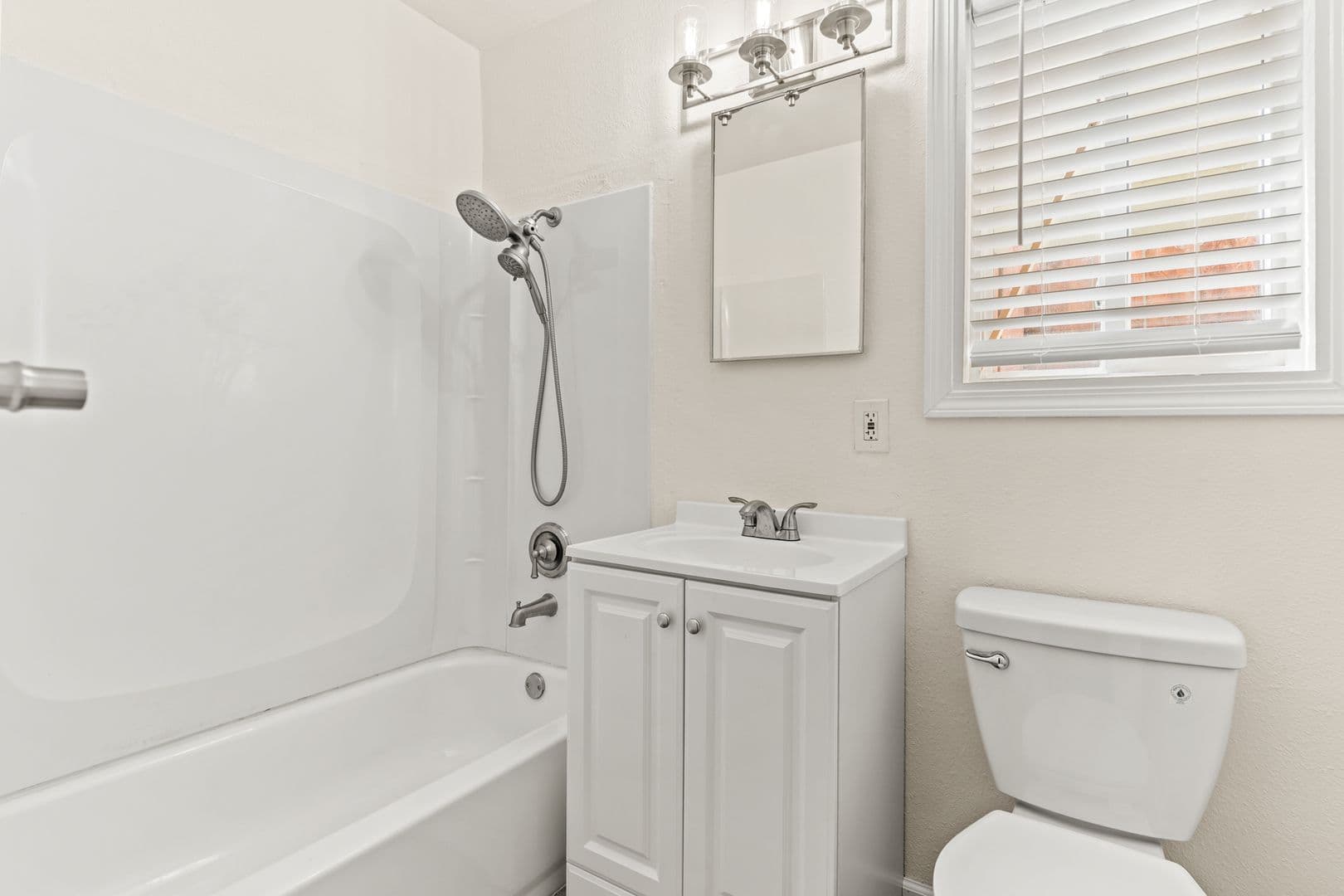 Oakland Apartment: 642 Douglas Ave