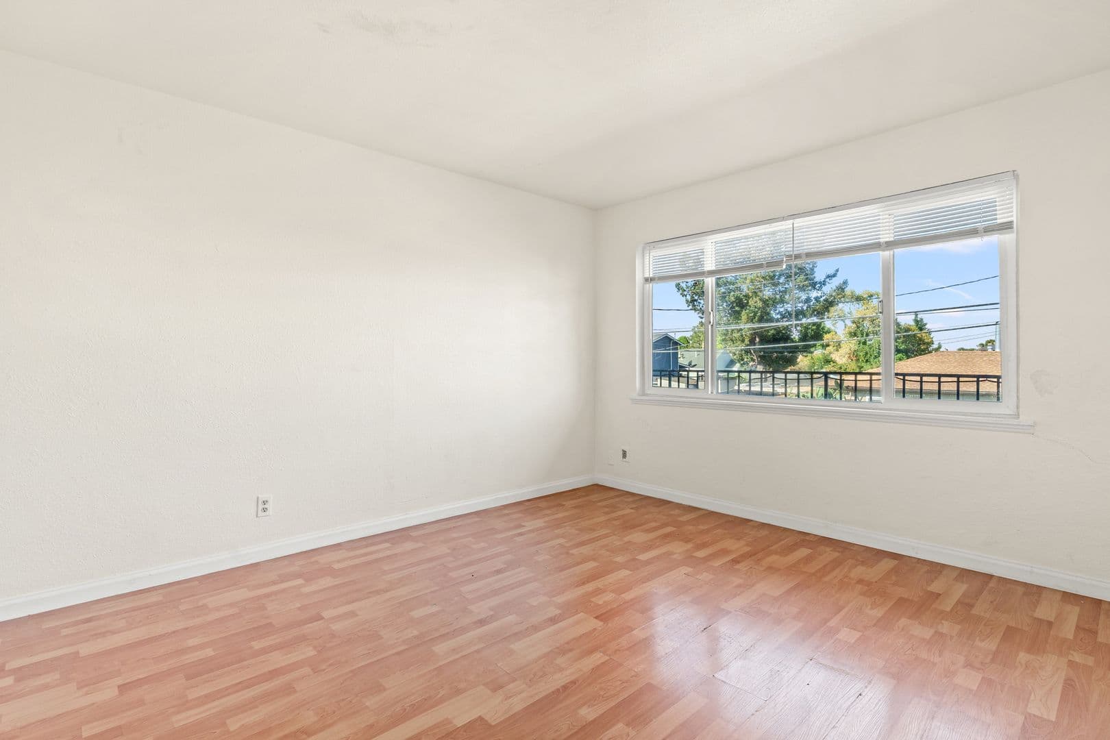 Oakland Apartment: 10100 Walnut St - 03