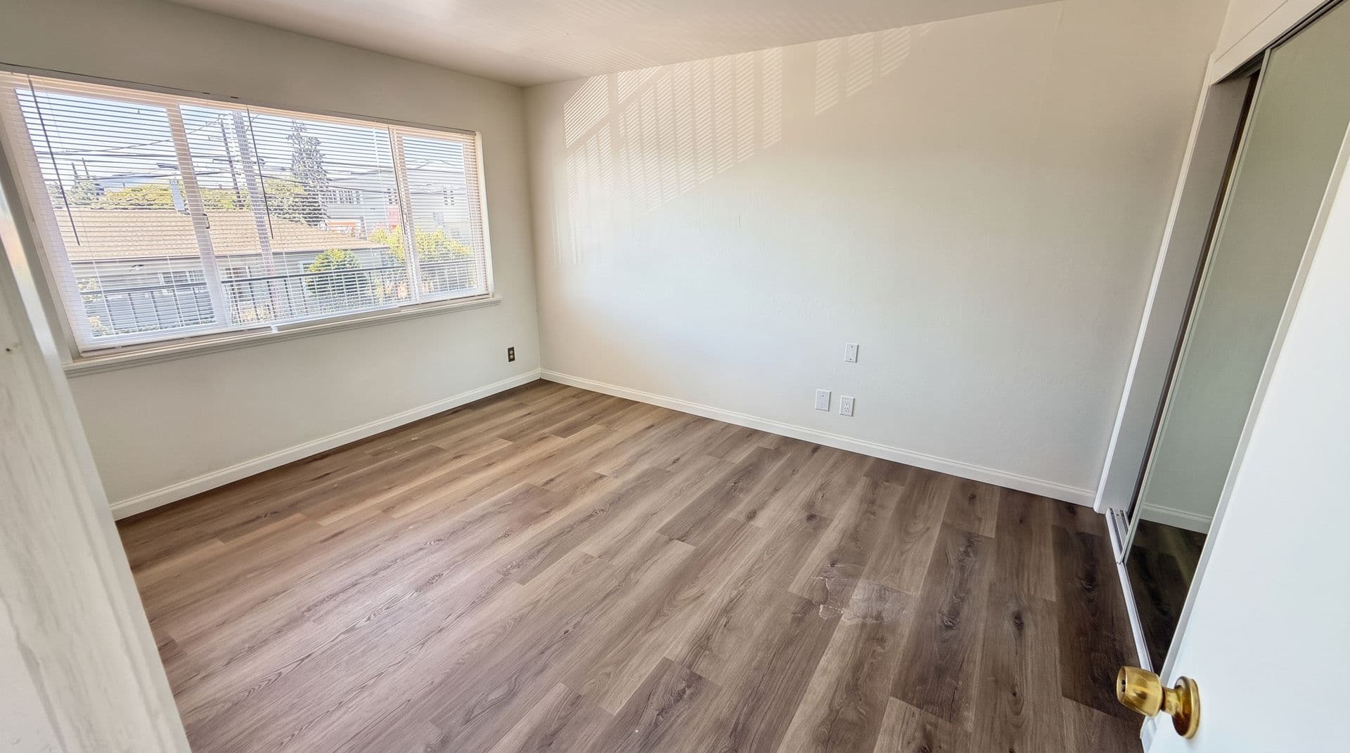 Oakland Apartment: 10100 Walnut St - 04