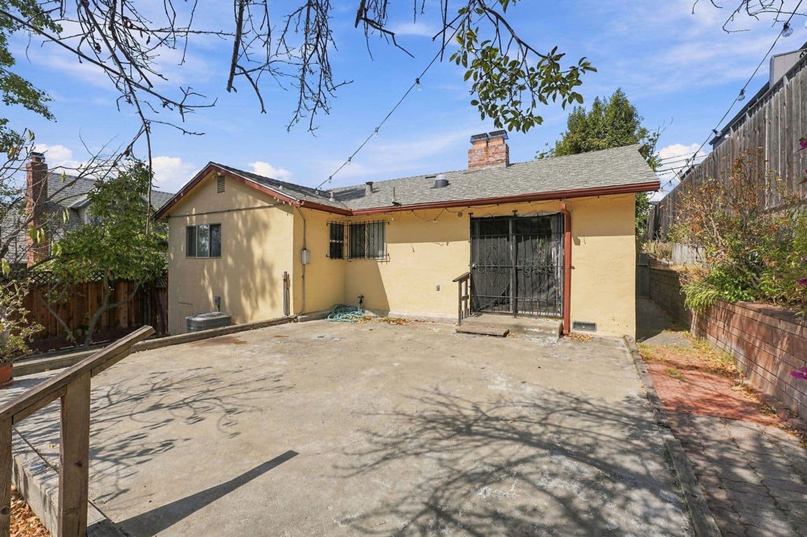 Oakland House: 2428 Frances St