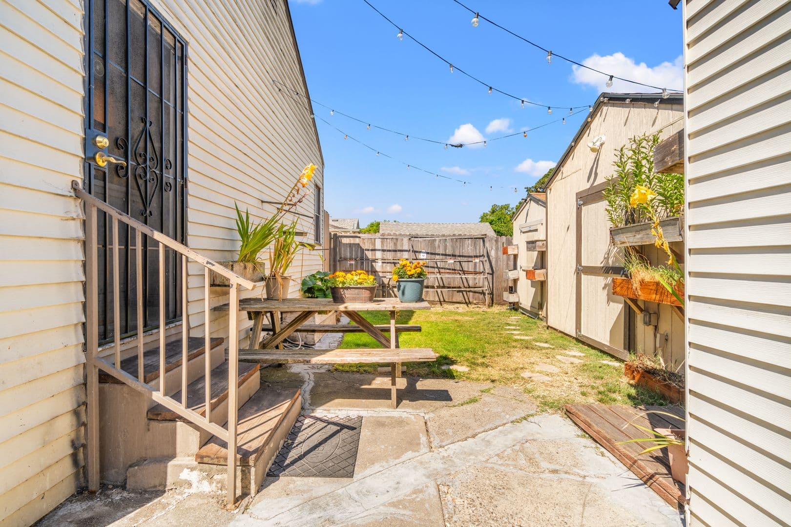 Oakland House: 2307 109th Ave