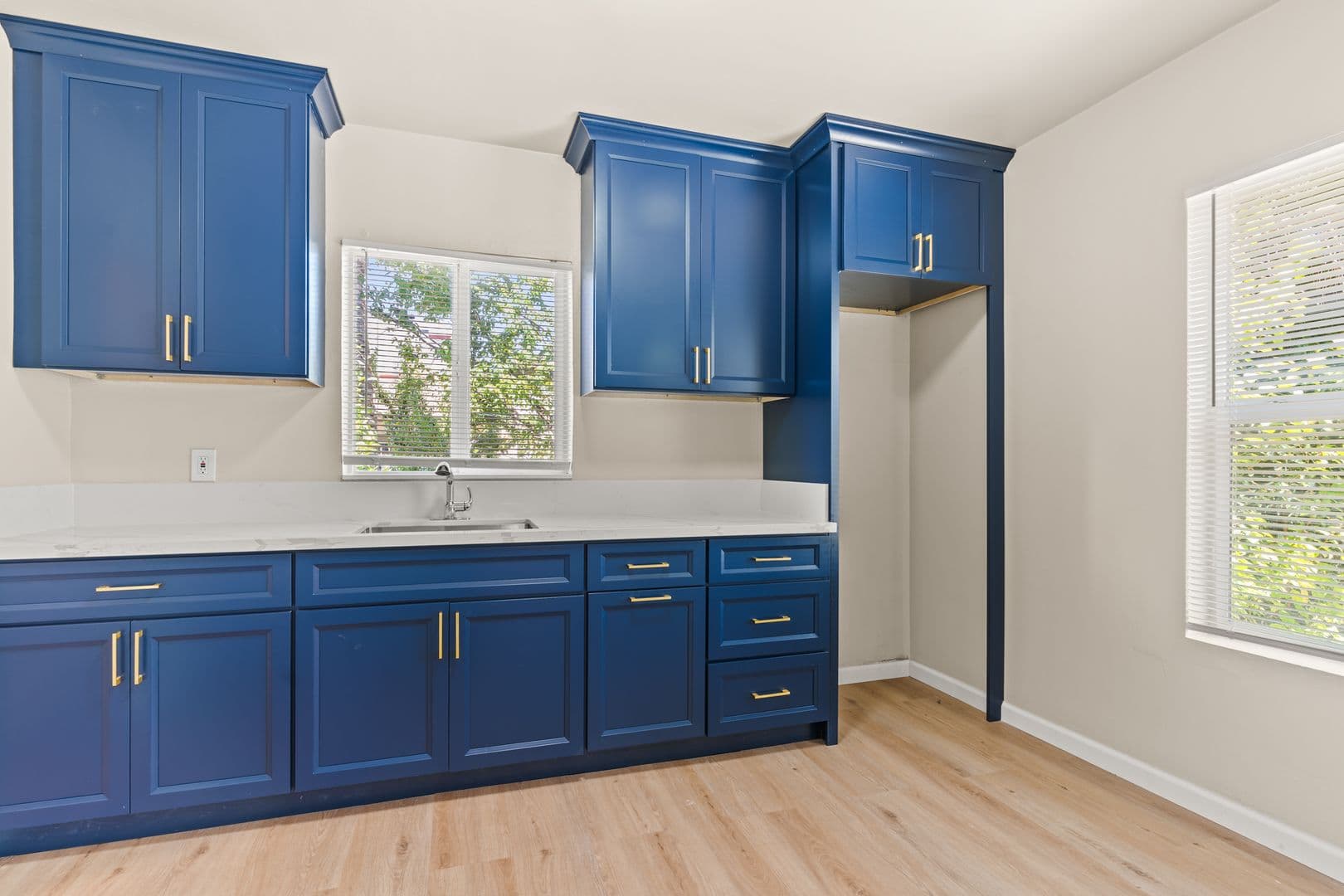 Oakland Apartment: 6124 Hayes St