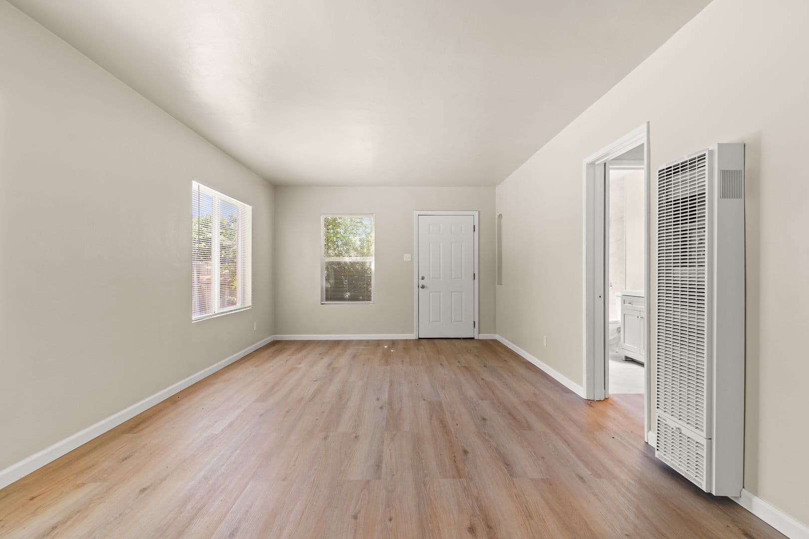 Oakland Apartment: 6124 Hayes St