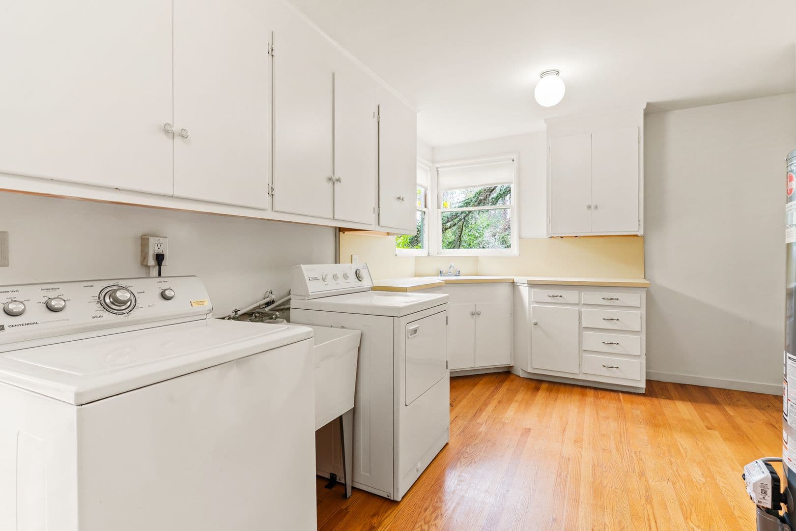 Oakland House: 6857 Armour Dr