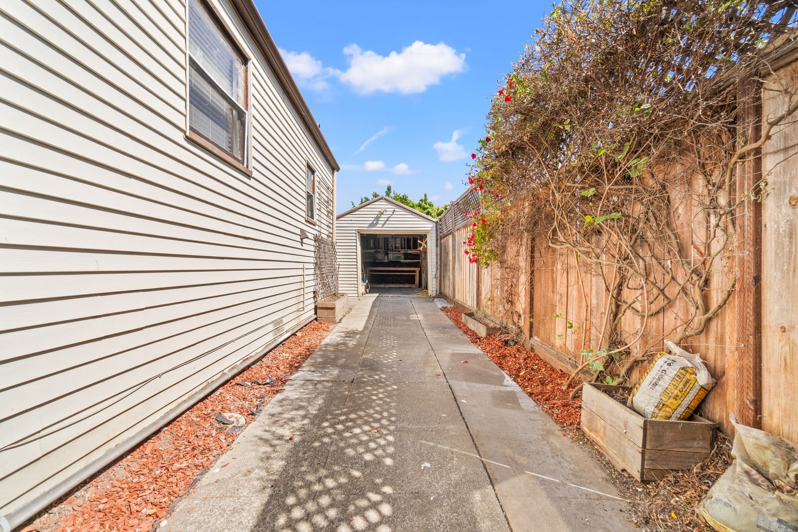 Oakland House: 2307 109th Ave
