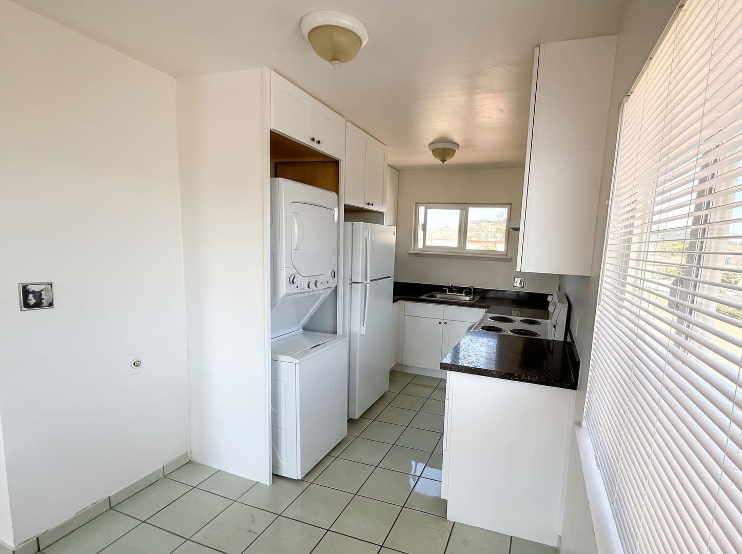 Oakland Apartment: 10100 Walnut St - 04