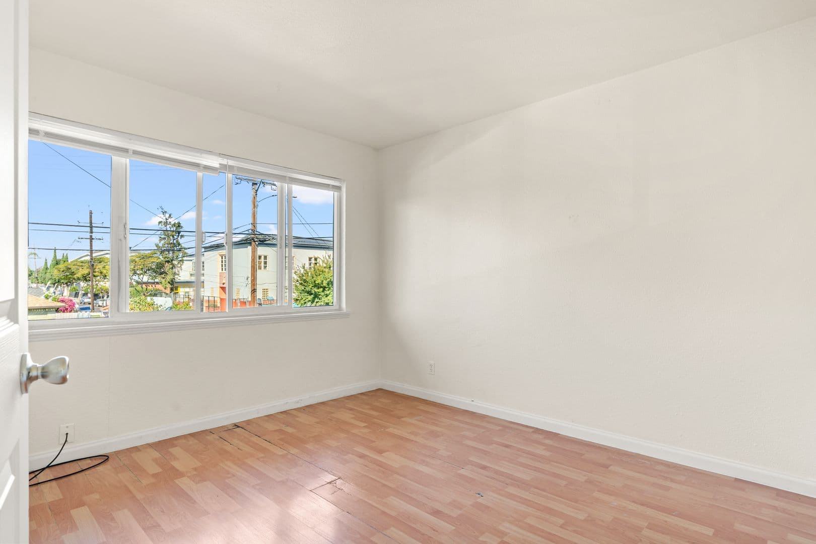 Oakland Apartment: 10100 Walnut St - 03