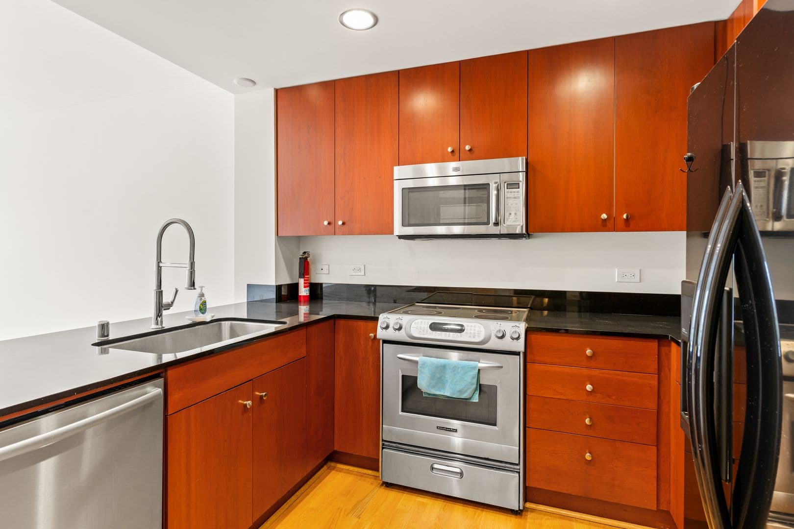 Oakland House: 585 9th St