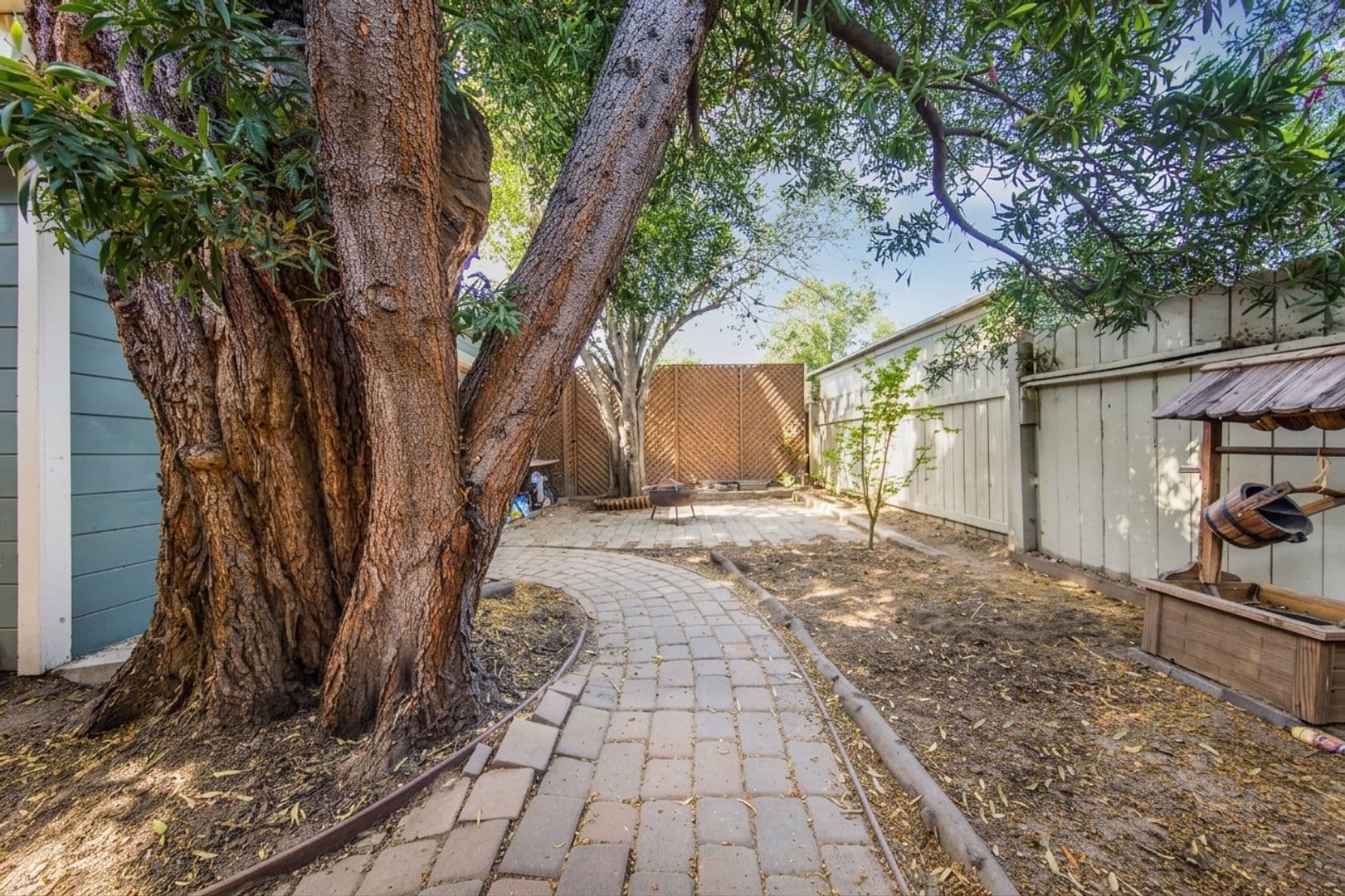 Oakland House: 2215 57th Ave