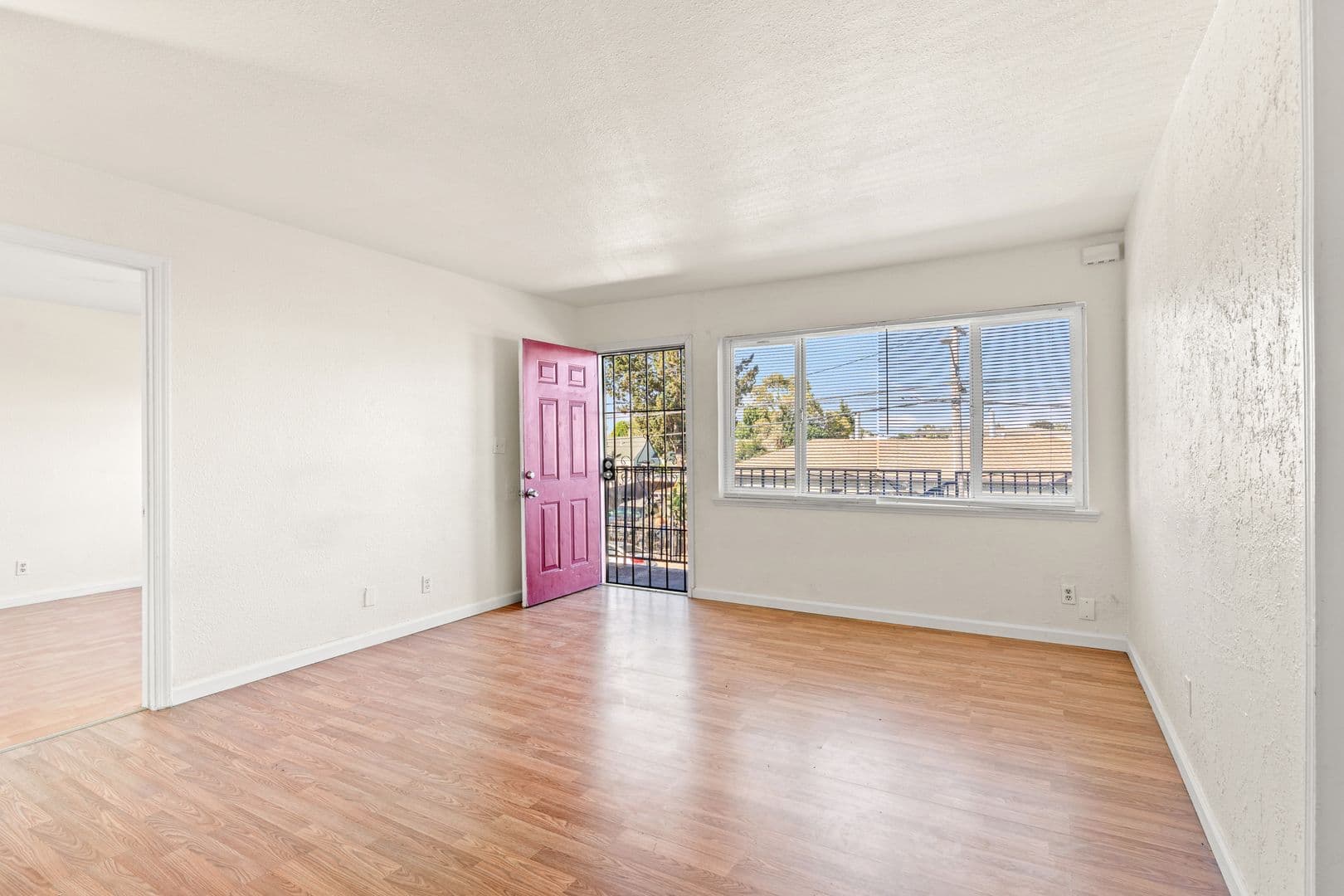 Oakland Apartment: 10100 Walnut St - 03