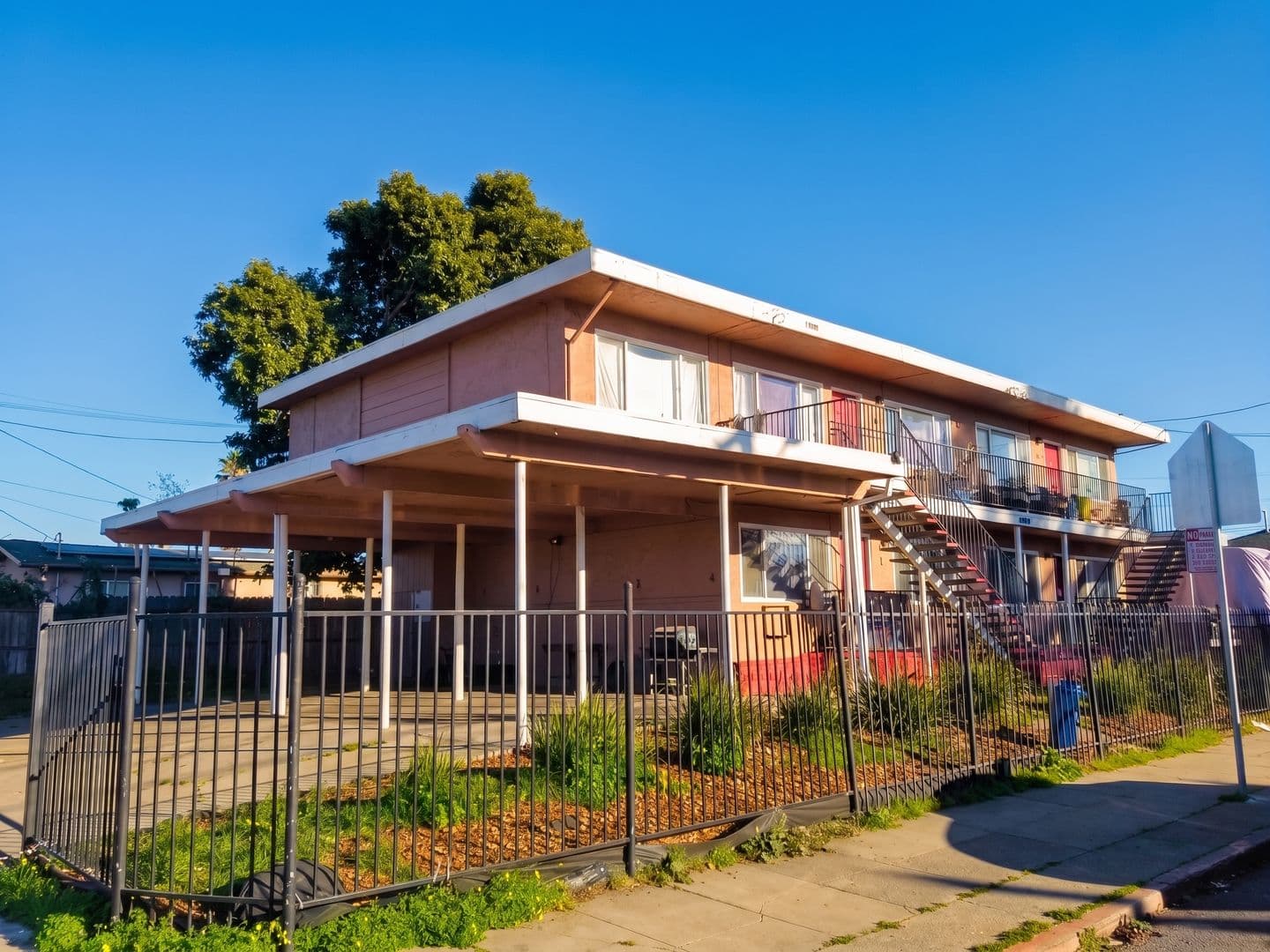 Oakland Apartment: 10100 Walnut St - 02