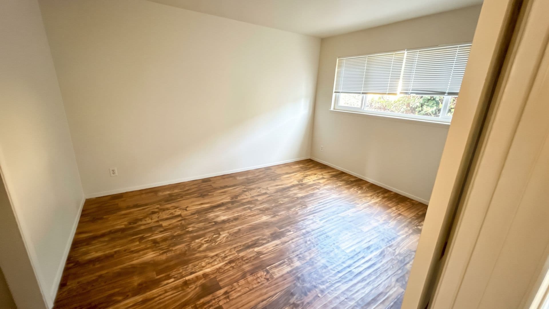 Oakland Apartment: 10100 Walnut St - 02