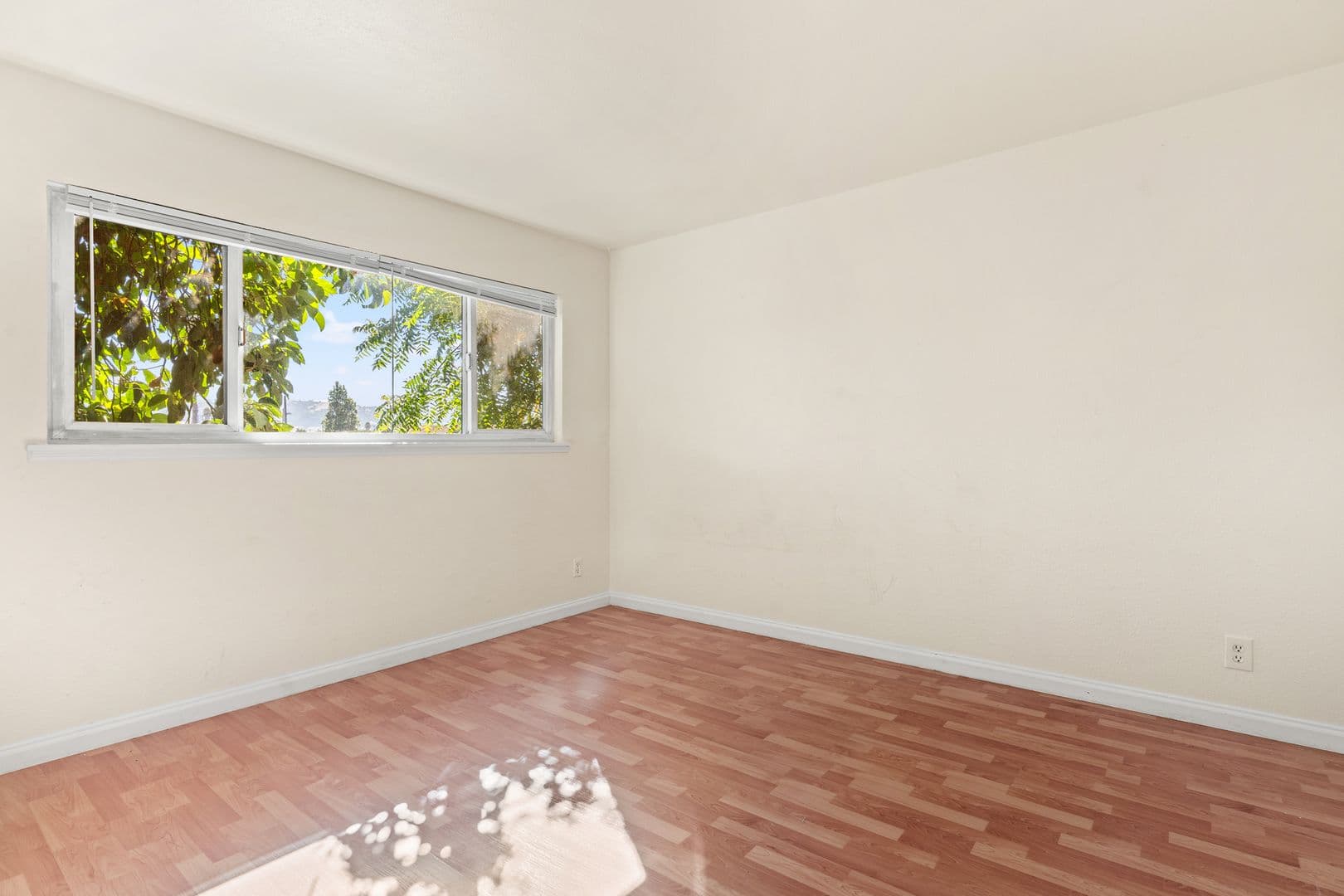 Oakland Apartment: 10100 Walnut St - 03