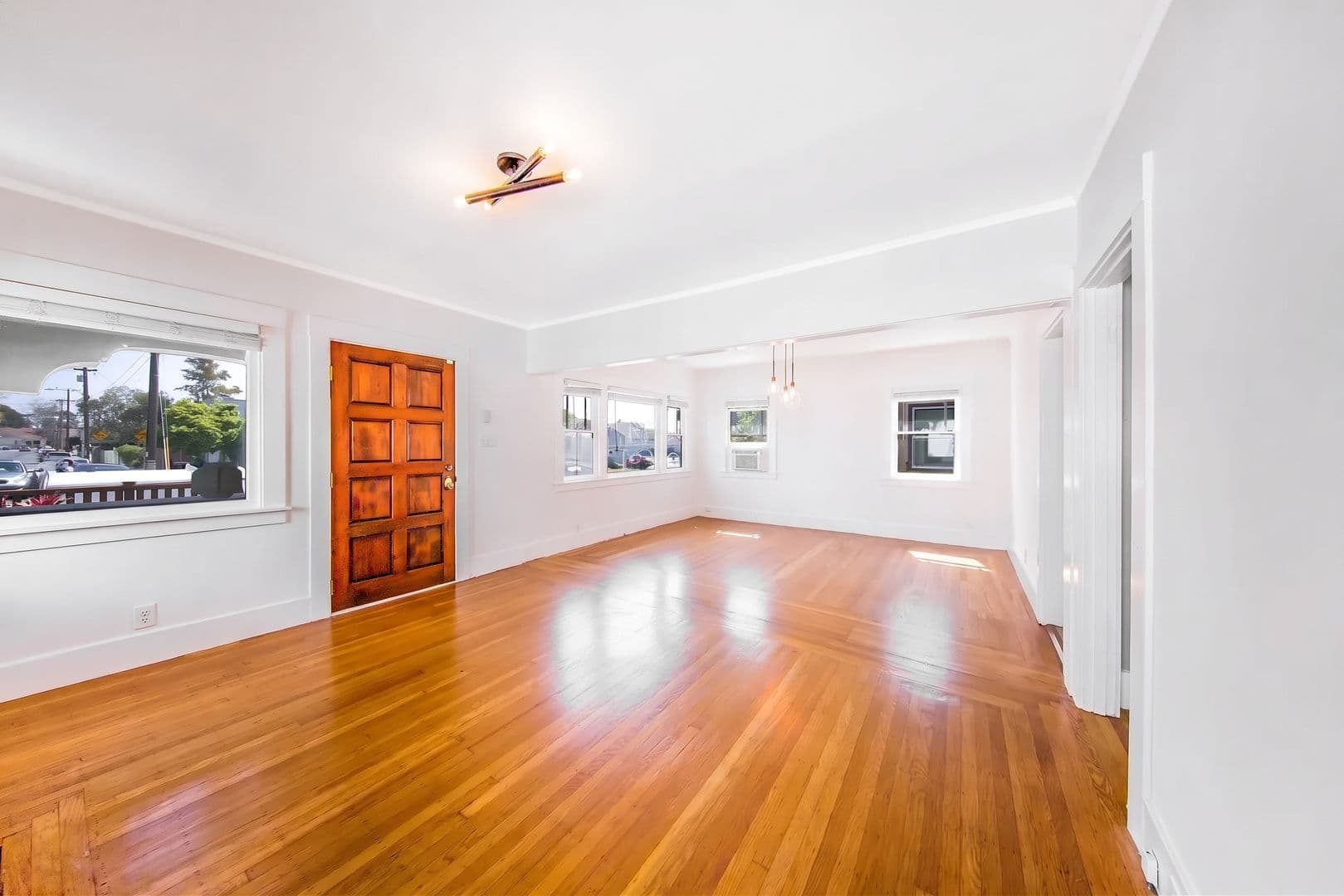 Oakland House: 2215 57th Ave