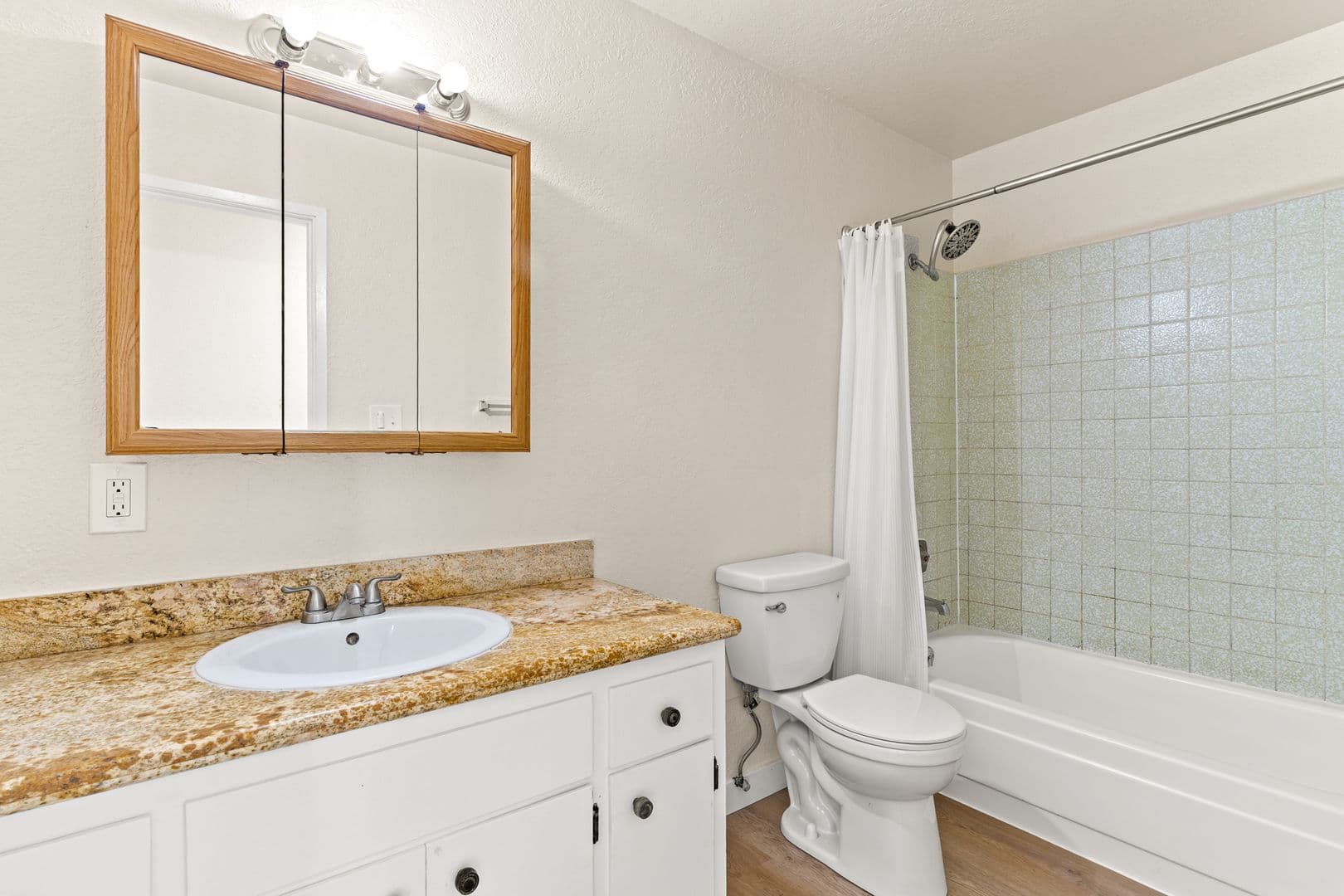 Oakland Apartment: 3811 39th Ave  - 01