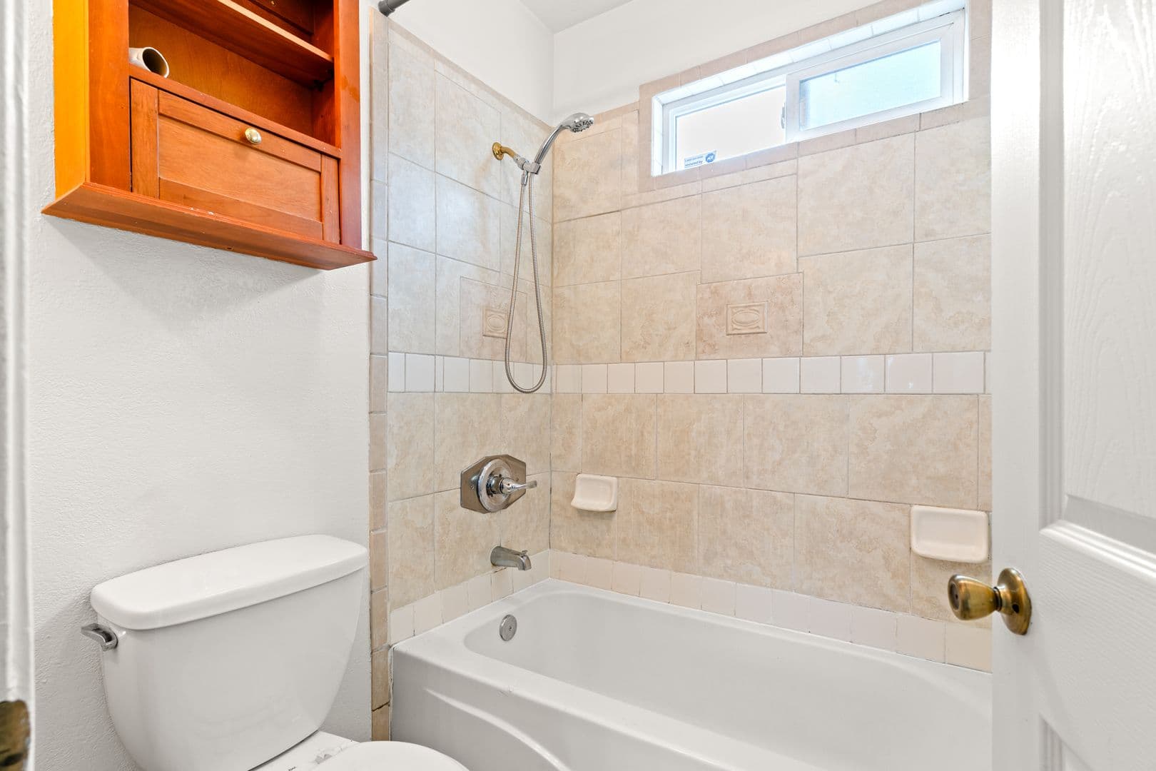 Oakland House: 1900 103rd Ave