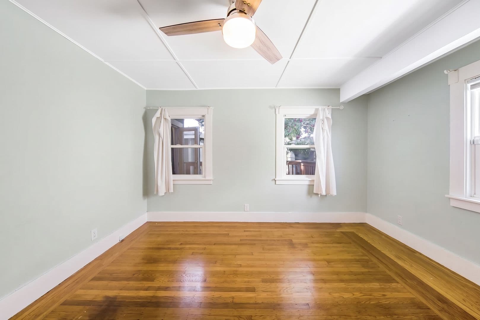Oakland House: 2215 57th Ave