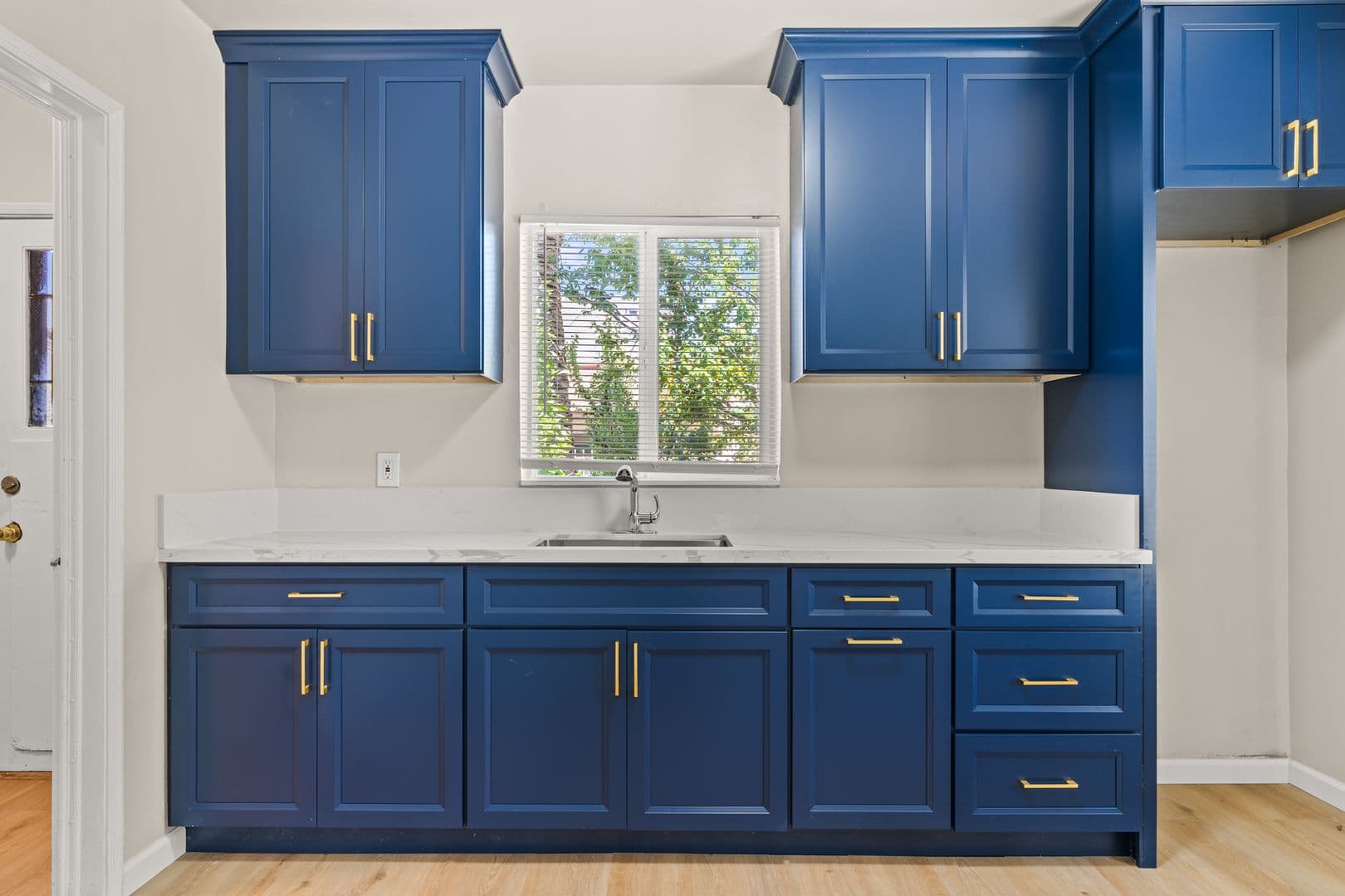 Oakland Apartment: 6124 Hayes St