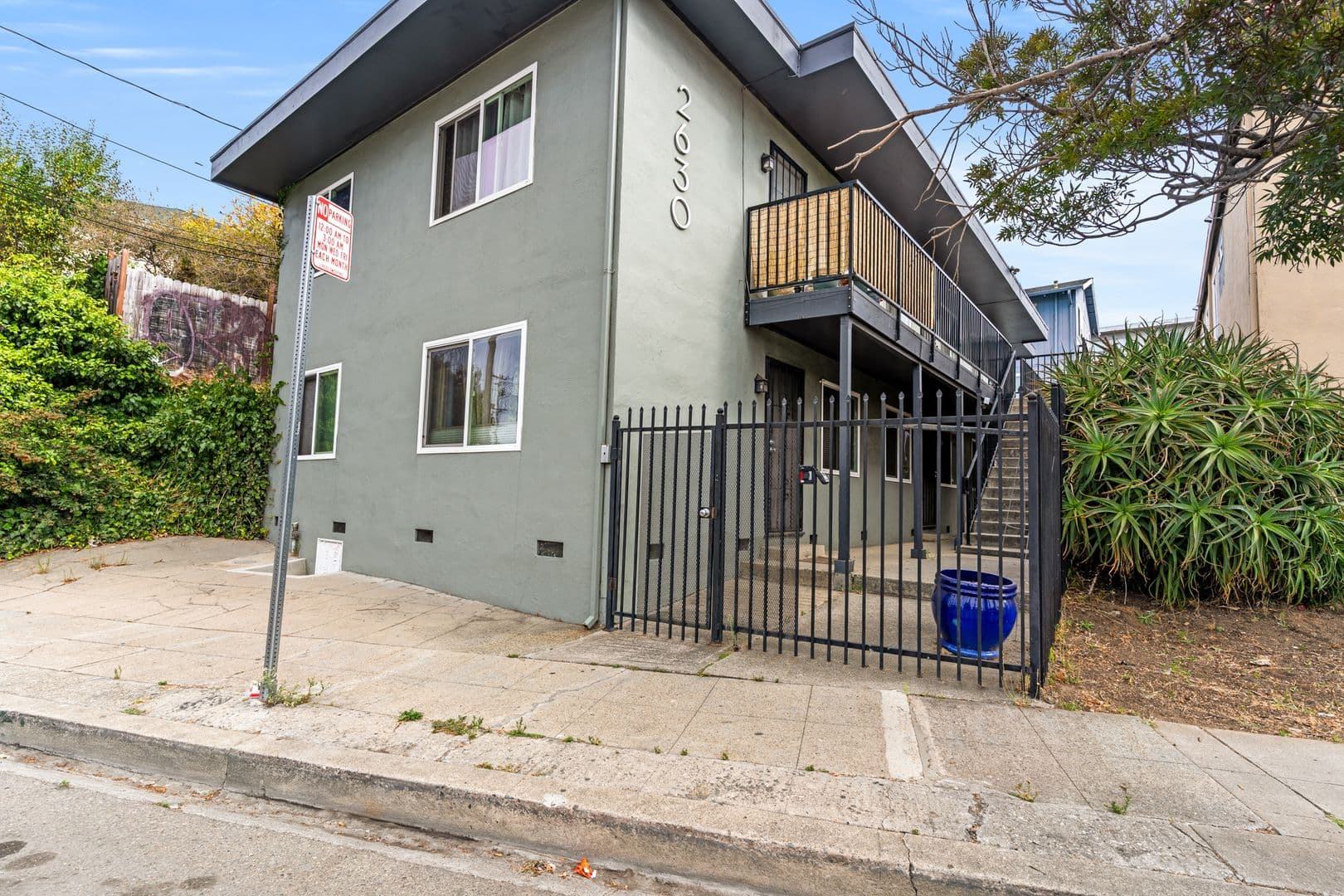 Oakland Apartment: 2630 Macarthur Blvd - B