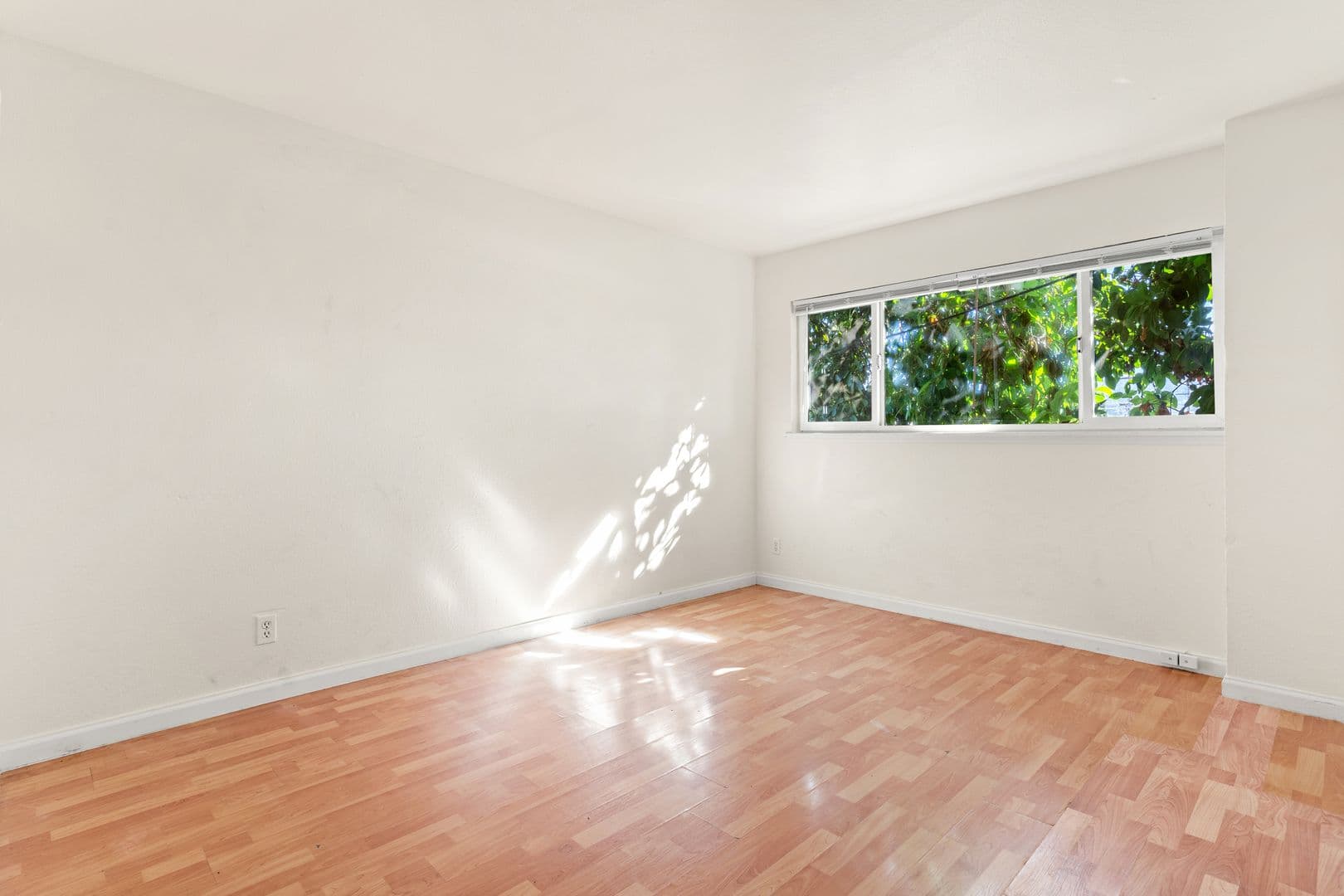 Oakland Apartment: 10100 Walnut St - 03