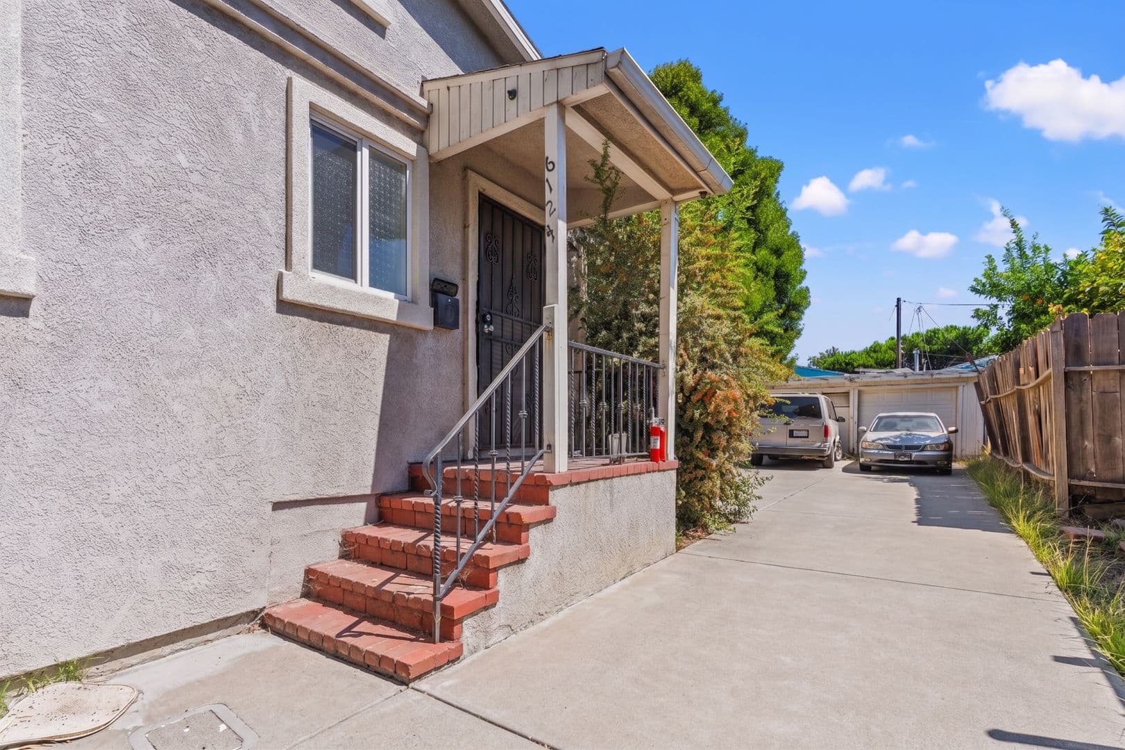 Oakland Apartment: 6124 Hayes St