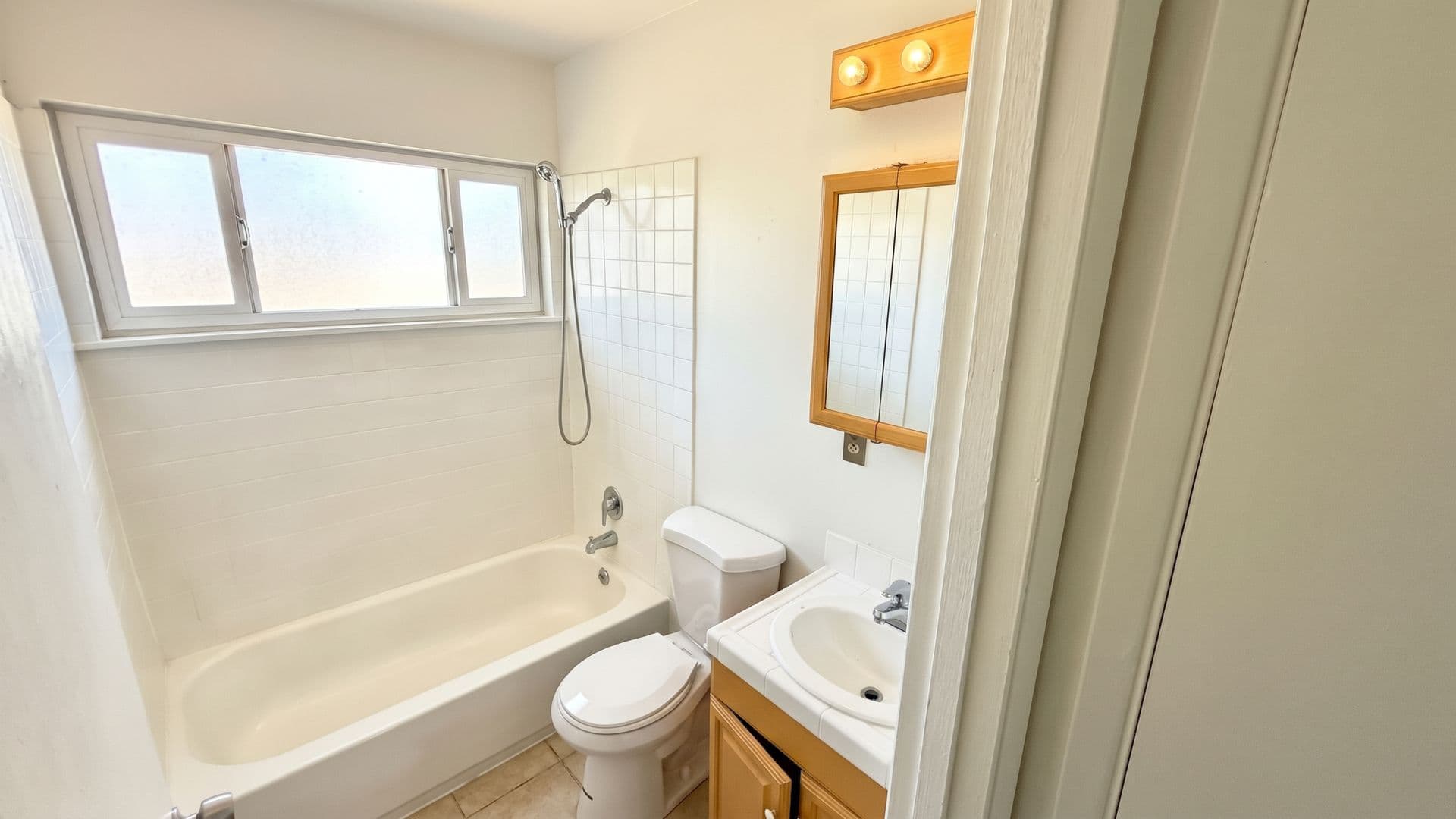 Oakland Apartment: 10100 Walnut St - 04