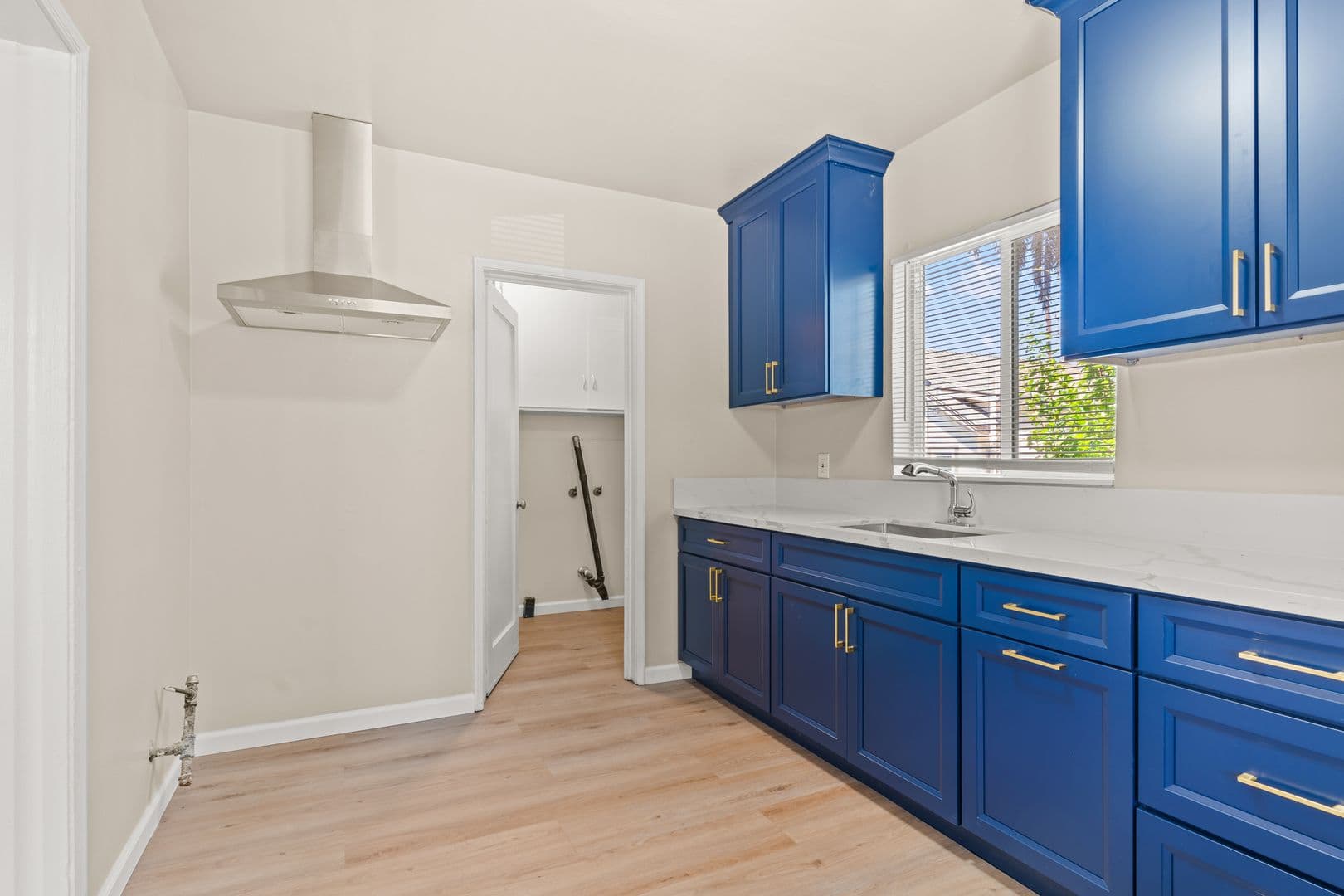Oakland Apartment: 6124 Hayes St