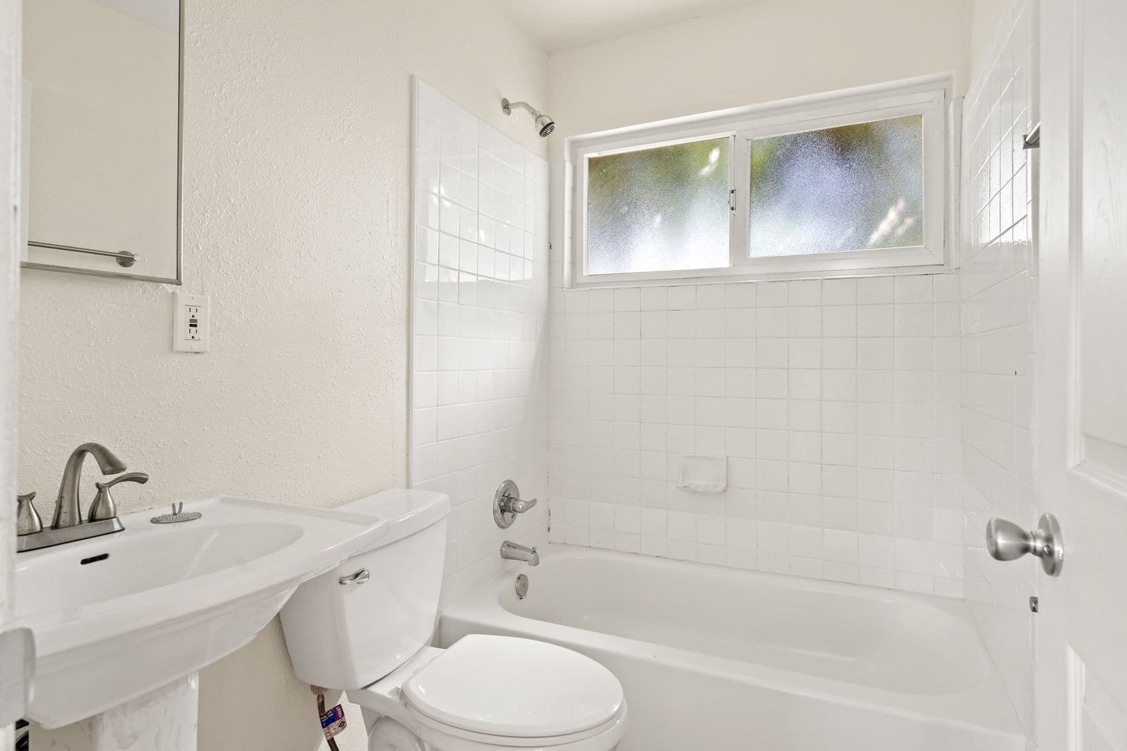 Oakland Apartment: 10100 Walnut St - 03
