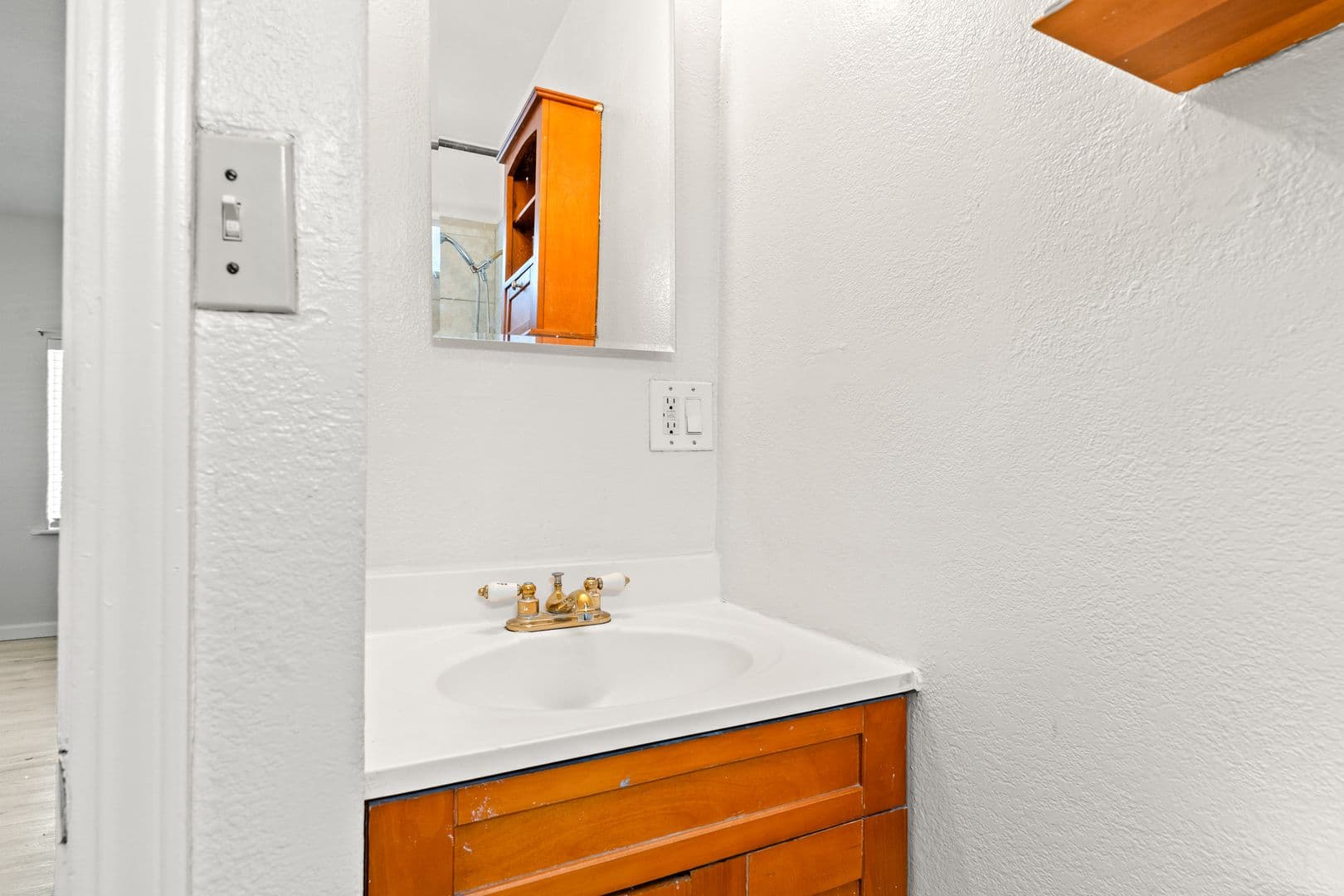 Oakland House: 1900 103rd Ave