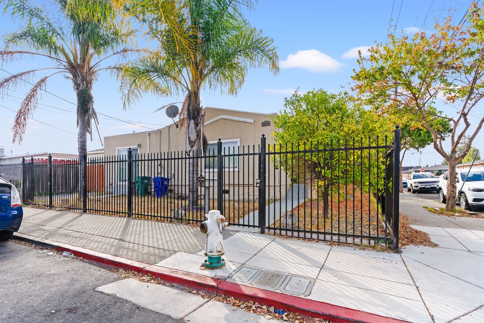 Oakland House: 1900 103rd Ave