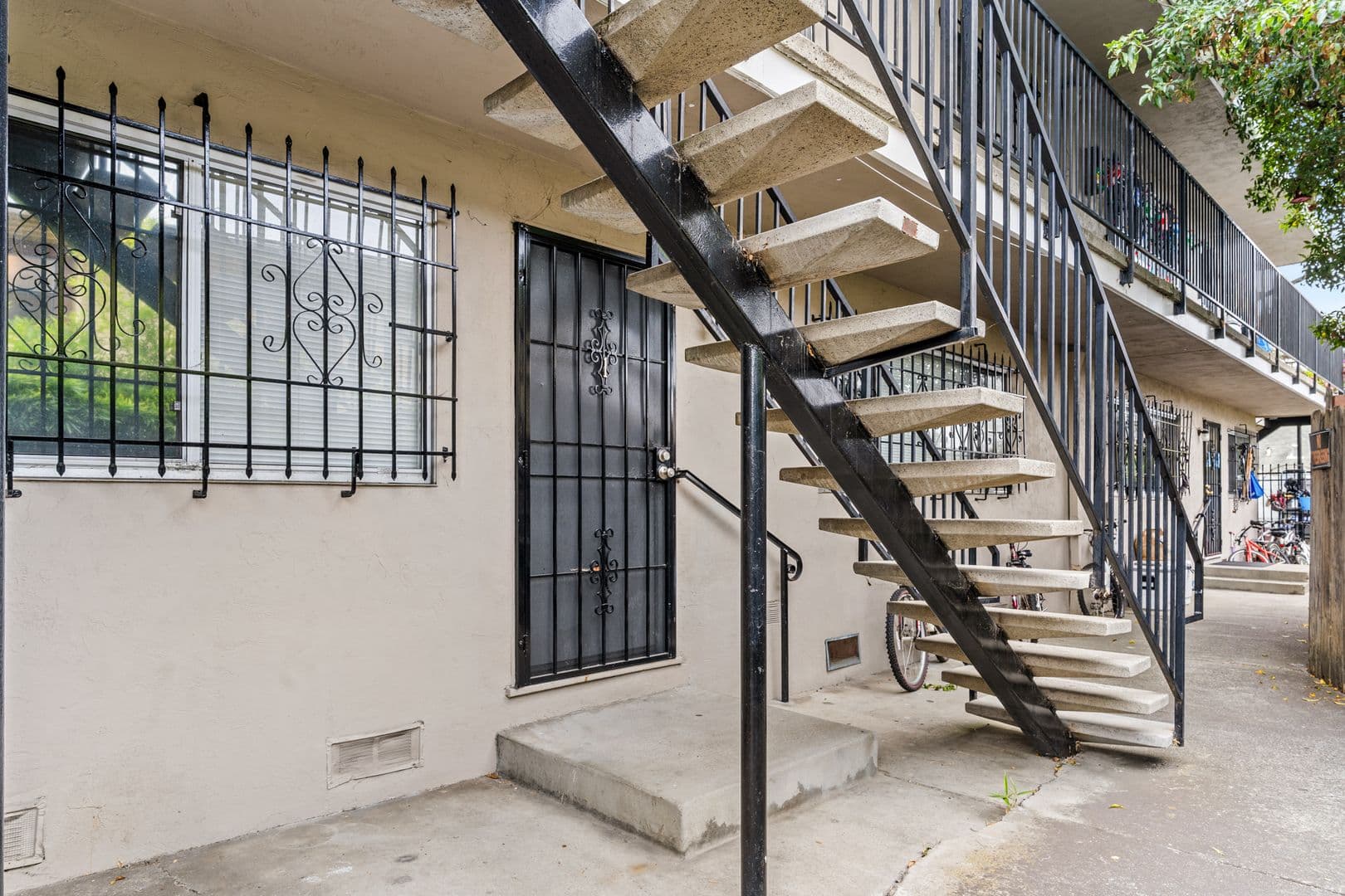 Oakland Apartment: 2674 Parker Ave - 01