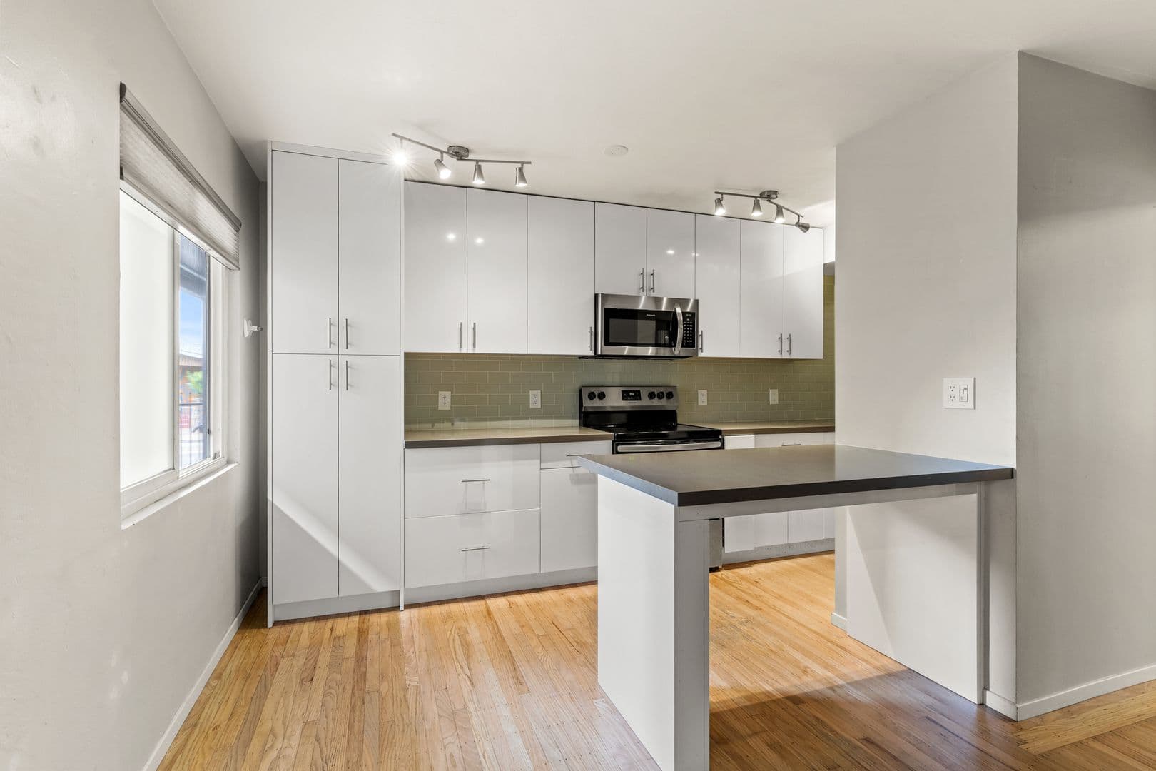 Oakland Apartment: 2630 Macarthur Blvd - B