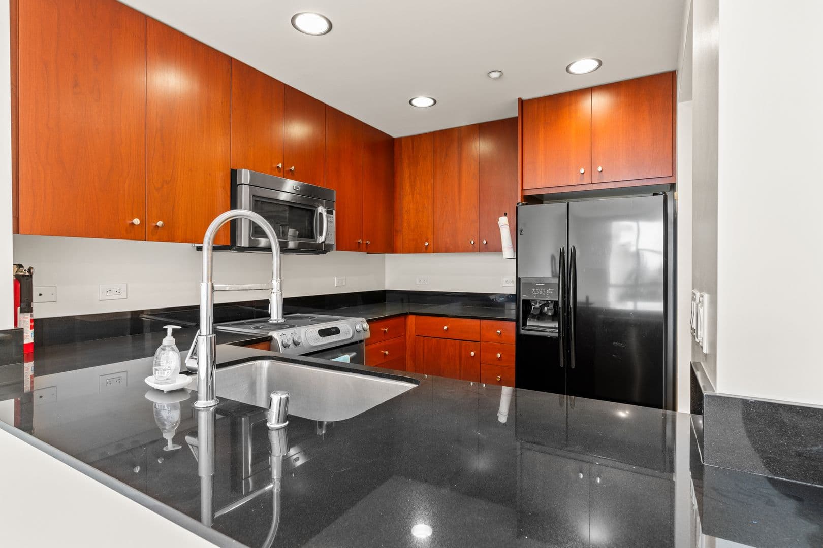 Oakland House: 585 9th St