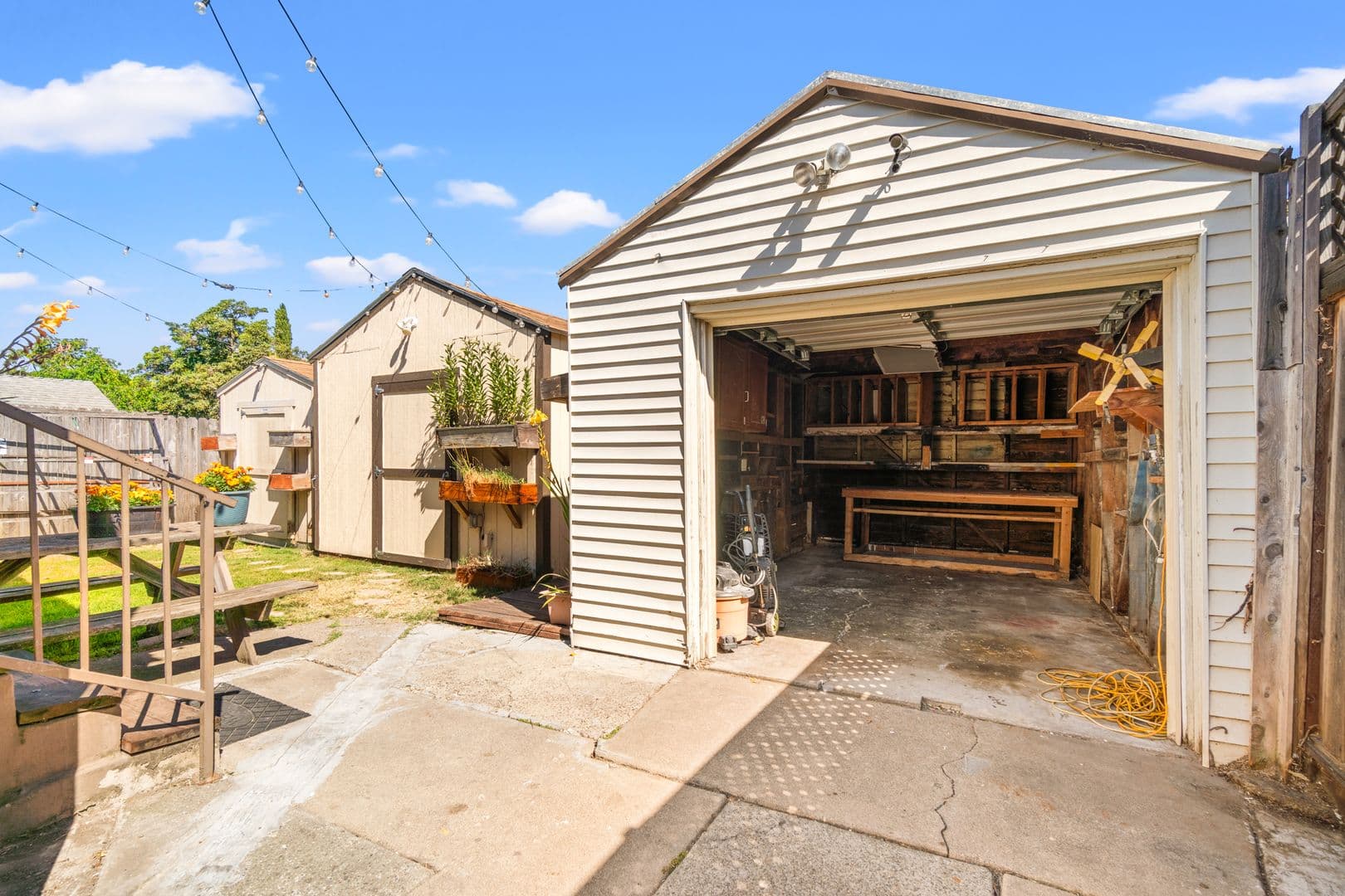 Oakland House: 2307 109th Ave
