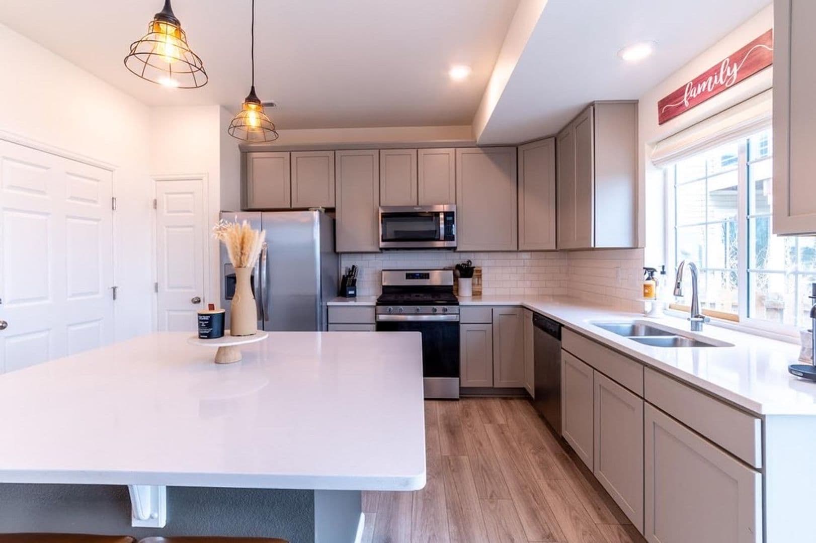 Aurora House: 262 S Old Hammer Ct