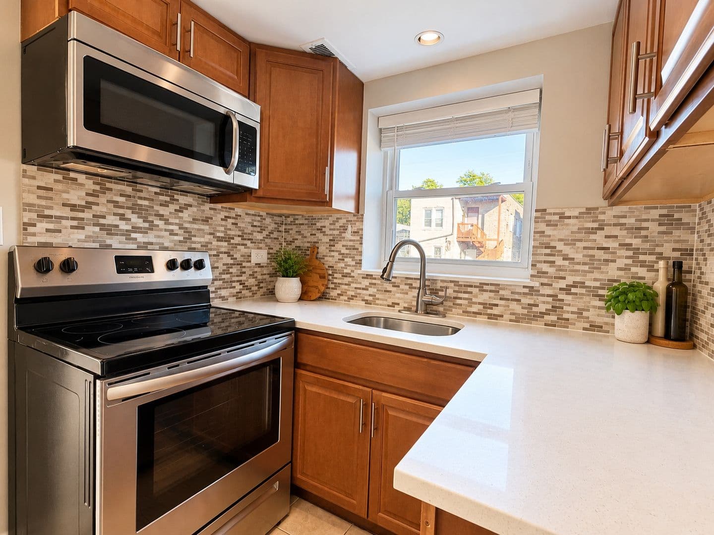 Chicago Apartment: 6015 N Fairfield Ave
