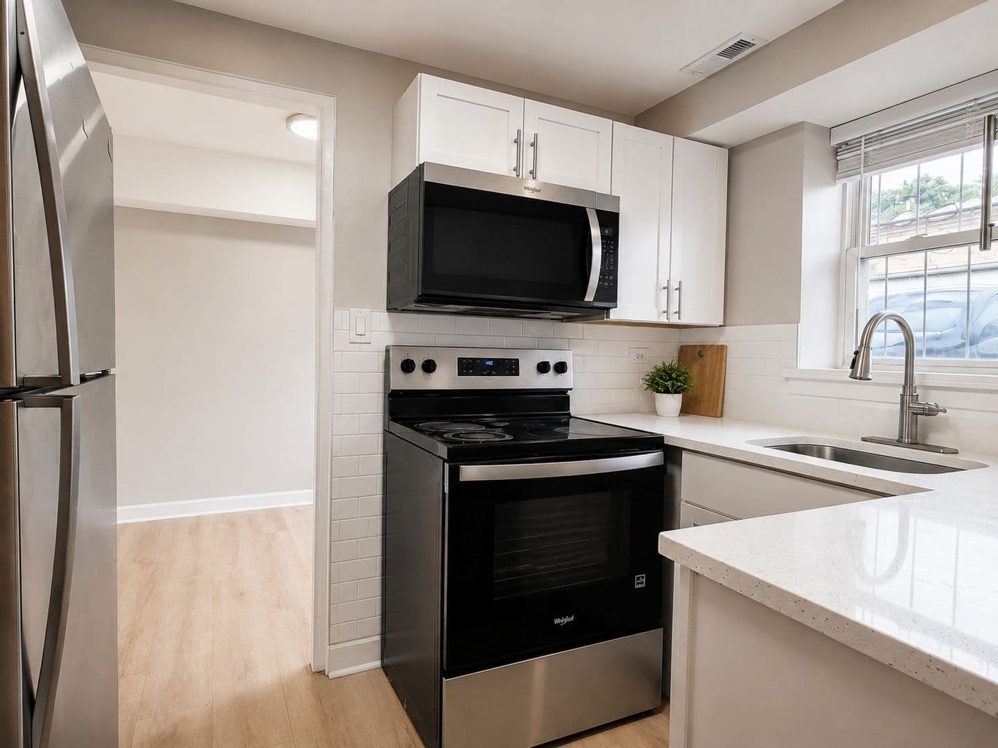 Chicago Apartment: 6015 N Fairfield Ave