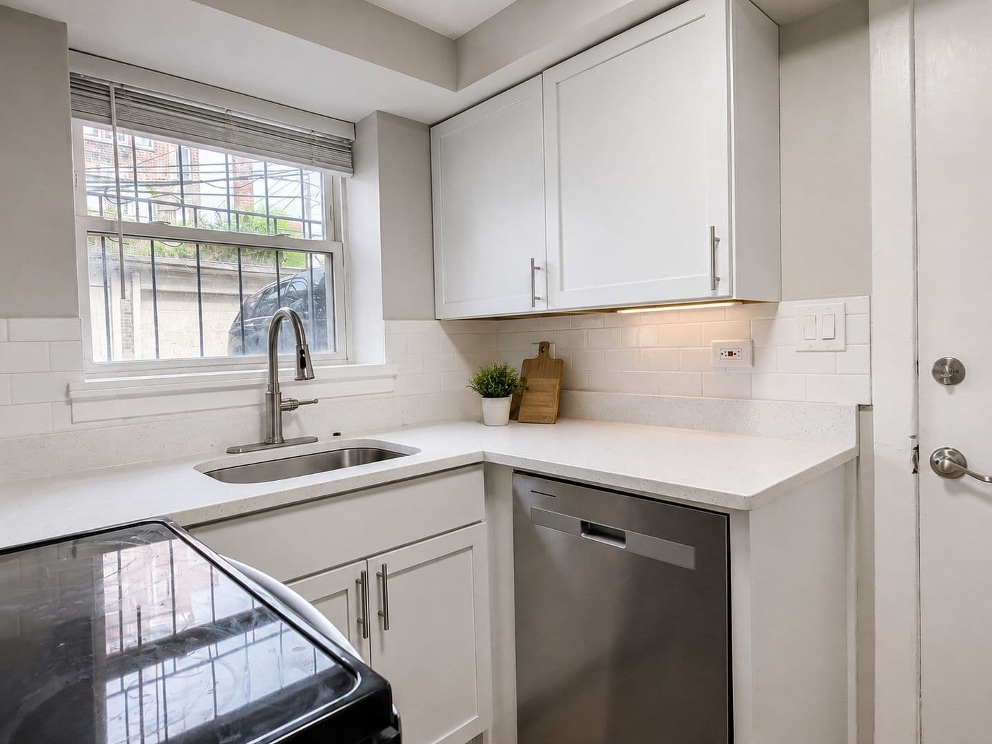Chicago Apartment: 6015 N Fairfield Ave